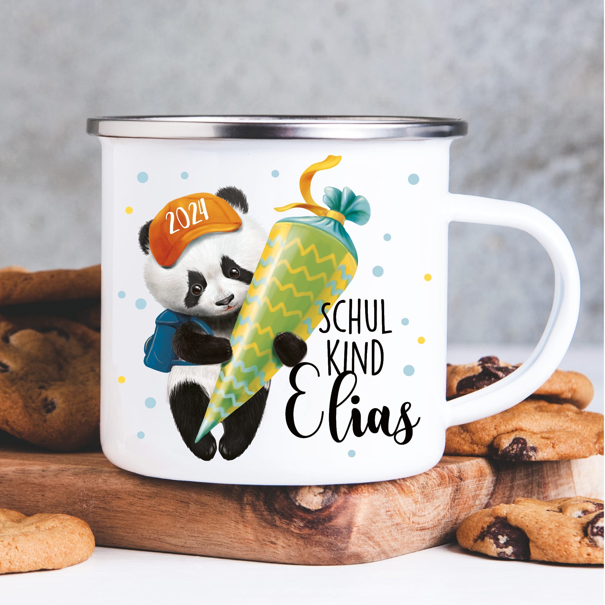 Auf dem Bild ist das Produkt: Personalisierte Emaille Kindertasse Panda Einschulungsgeschenk mit Wunschname zum Preis von €18.9 abgebildet.