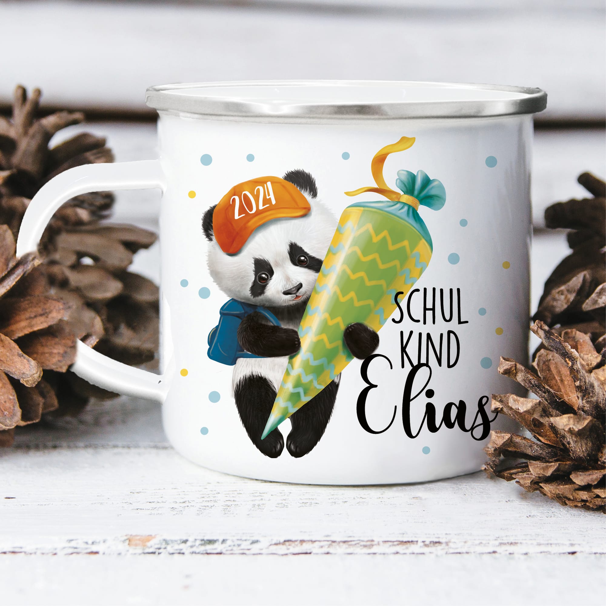 Auf dem Bild ist das Produkt: Personalisierte Emaille Kindertasse Panda Einschulungsgeschenk mit Wunschname zum Preis von €18.9 abgebildet.