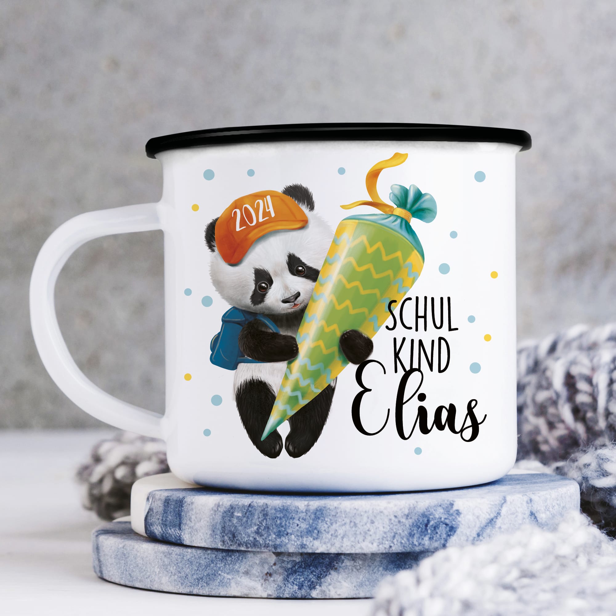 Auf dem Bild ist das Produkt: Personalisierte Emaille Kindertasse Panda Einschulungsgeschenk mit Wunschname zum Preis von €18.9 abgebildet.