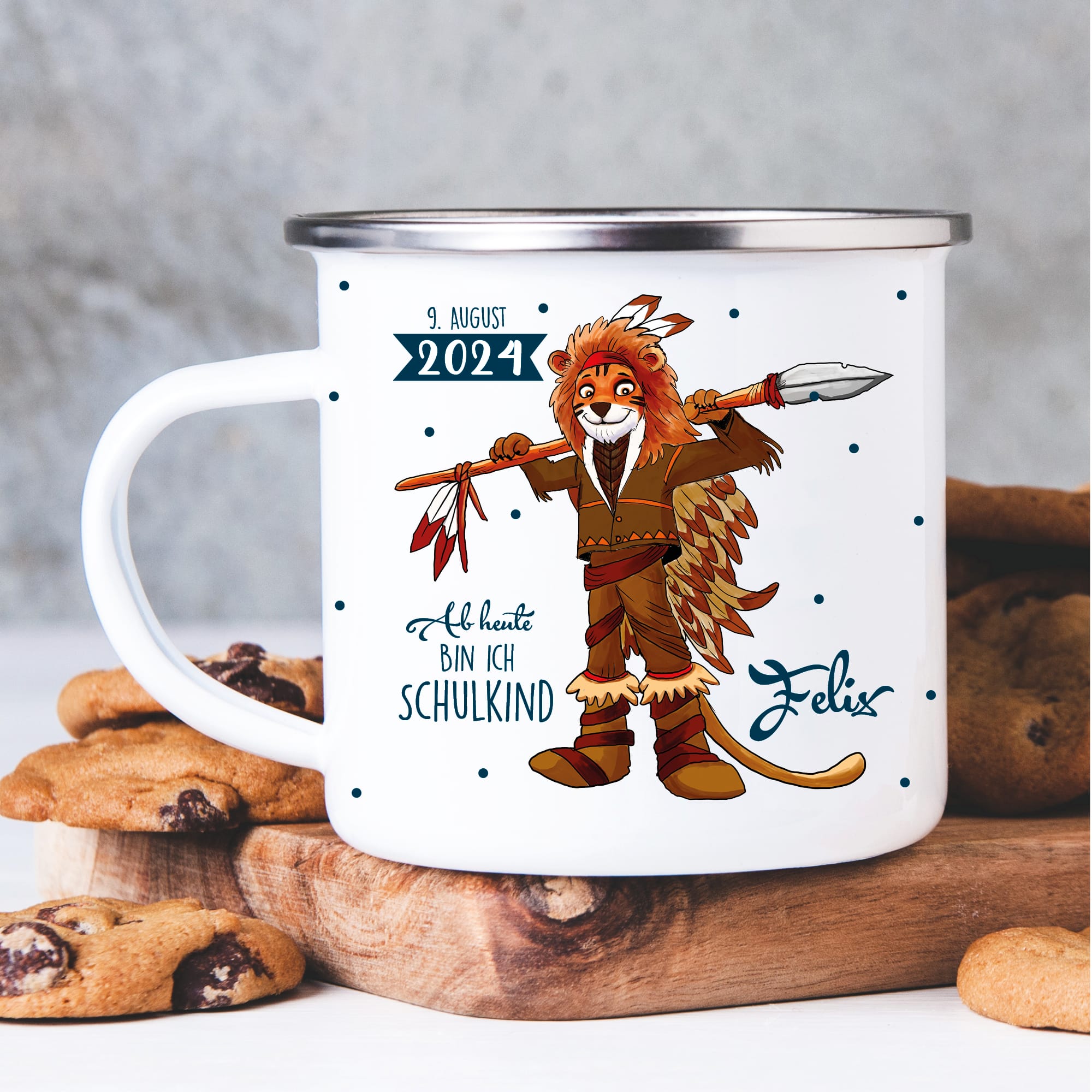 Auf dem Bild ist das Produkt: Emaille Campingbecher Indianer Löwe personalisiertes Geschenk zur Einschulung Becher 300 ml weiß zum Preis von €18.90 abgebildet.