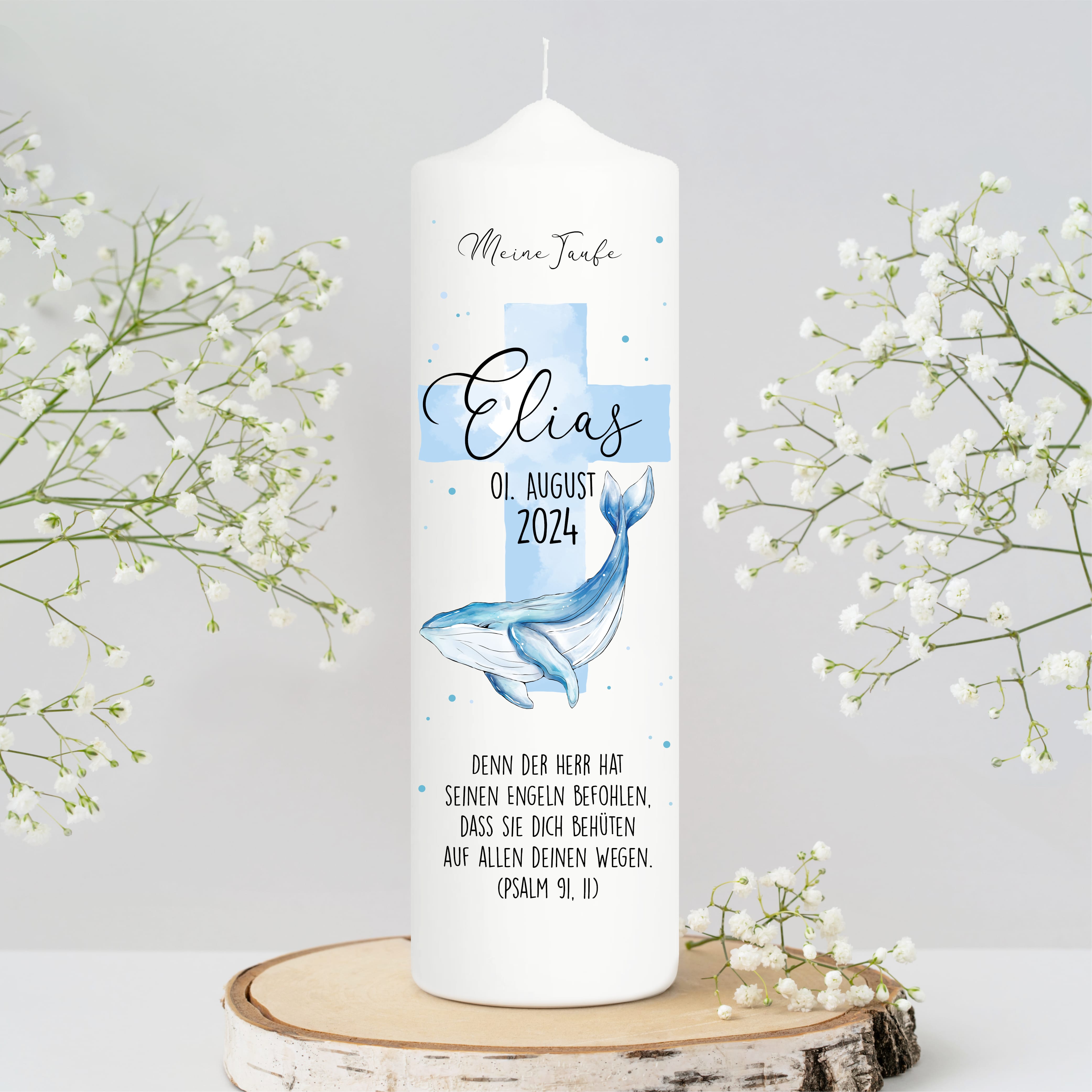 Auf dem Bild ist das Produkt: Taufkerze Wal und blaues Kreuz mit Wunschdaten bedruckt mit Namen Datum und Taufspruch Personalisiert zum Preis von €5.90 abgebildet.