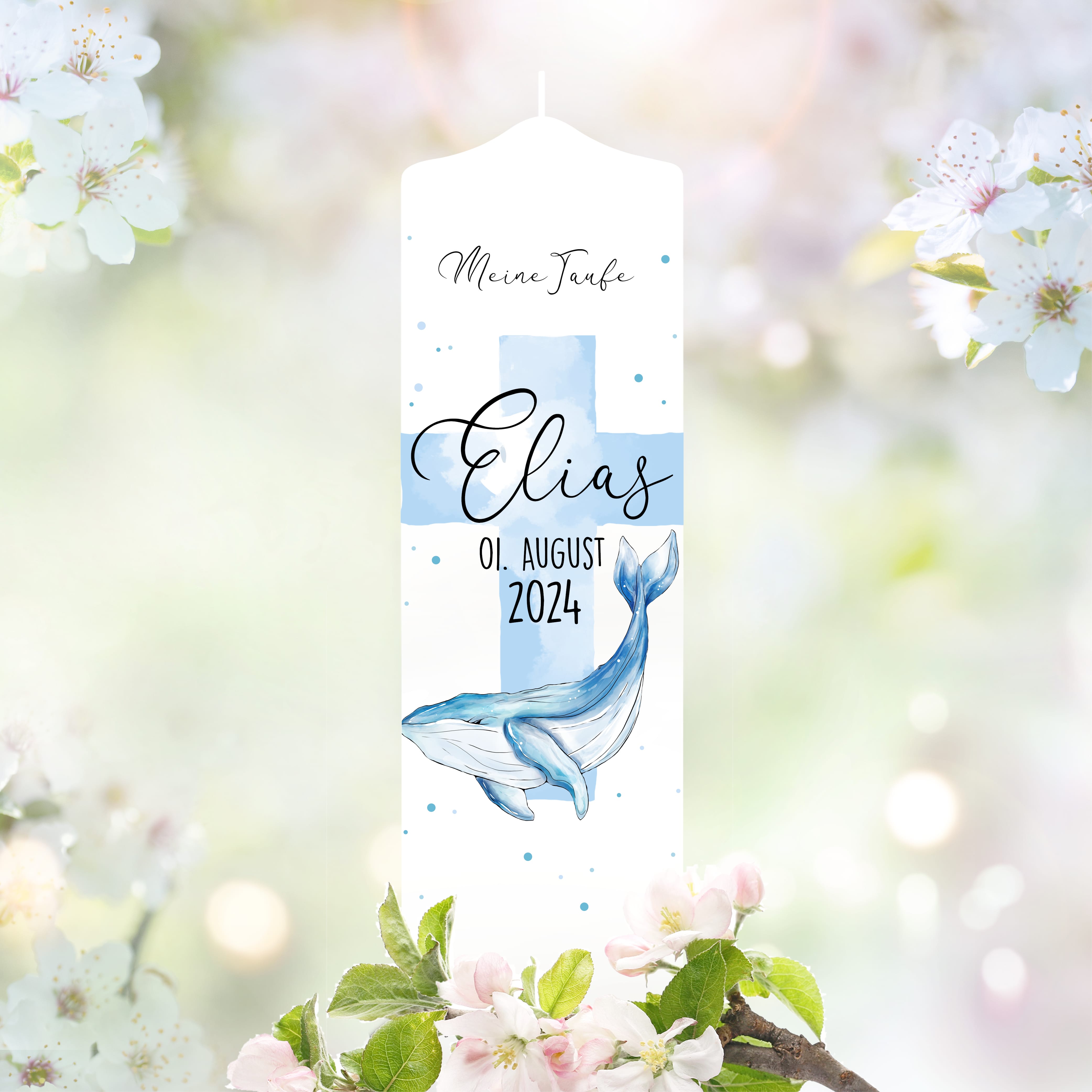 Auf dem Bild ist das Produkt: Taufkerze Wal und blaues Kreuz mit Wunschdaten bedruckt mit Namen Datum und Taufspruch Personalisiert zum Preis von €5.90 abgebildet.