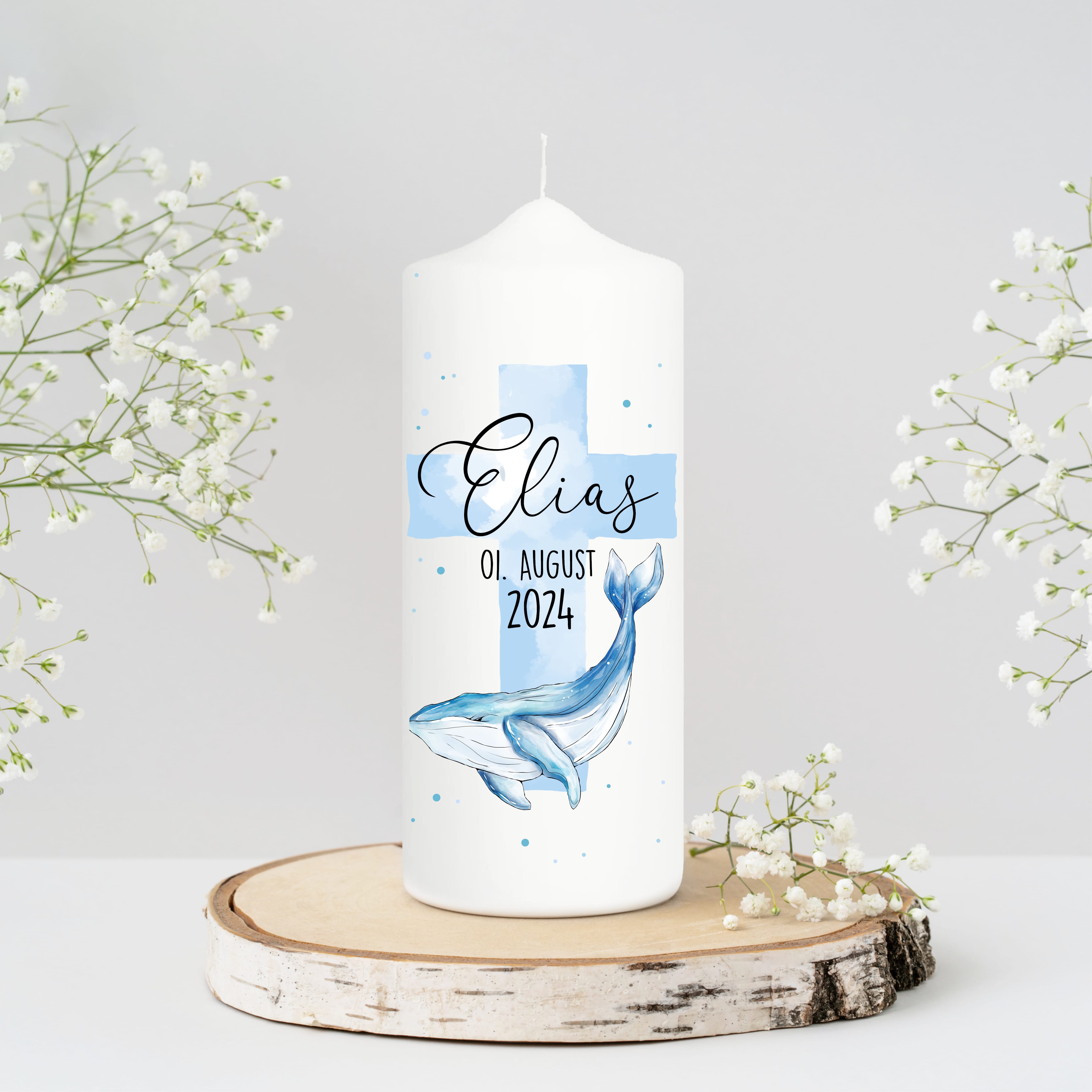 Auf dem Bild ist das Produkt: Taufkerze Wal und blaues Kreuz mit Wunschdaten bedruckt mit Namen Datum und Taufspruch Personalisiert zum Preis von €5.90 abgebildet.