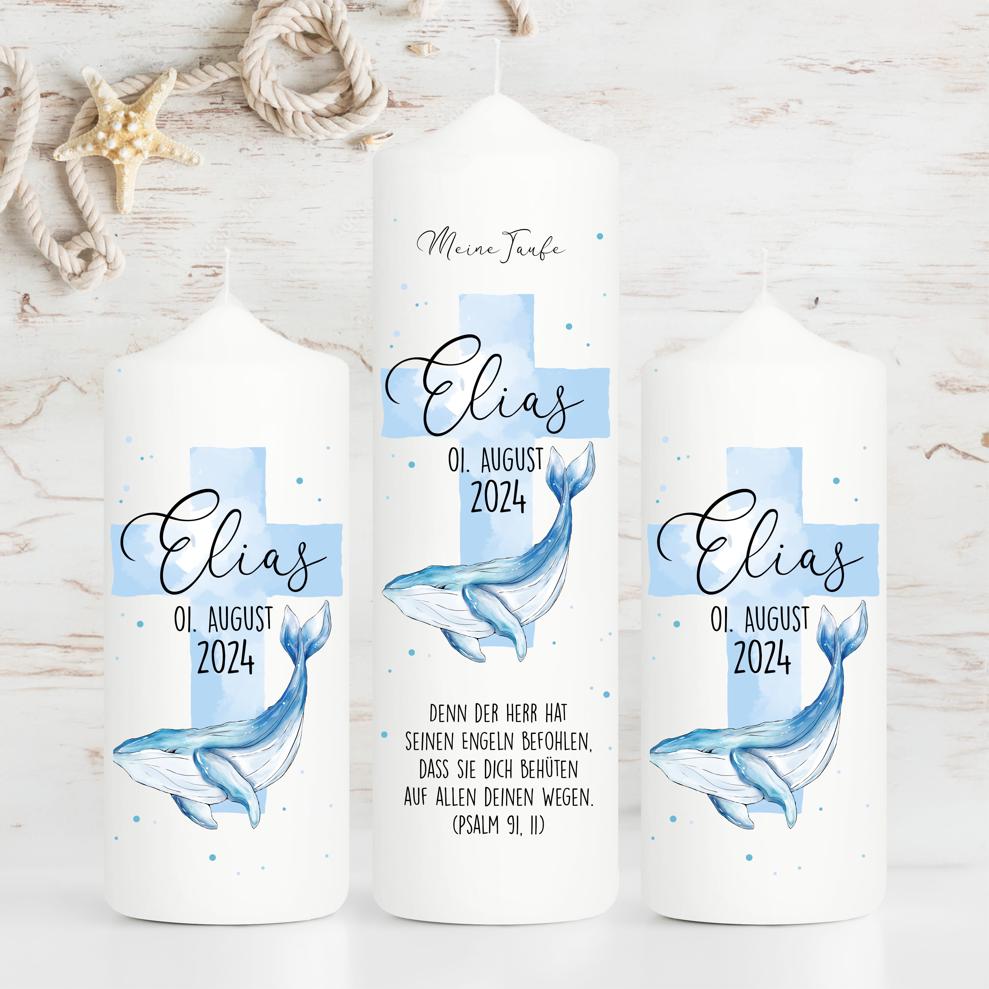 Auf dem Bild ist das Produkt: Taufkerze Wal und blaues Kreuz mit Wunschdaten bedruckt mit Namen Datum und Taufspruch Personalisiert zum Preis von €5.90 abgebildet.