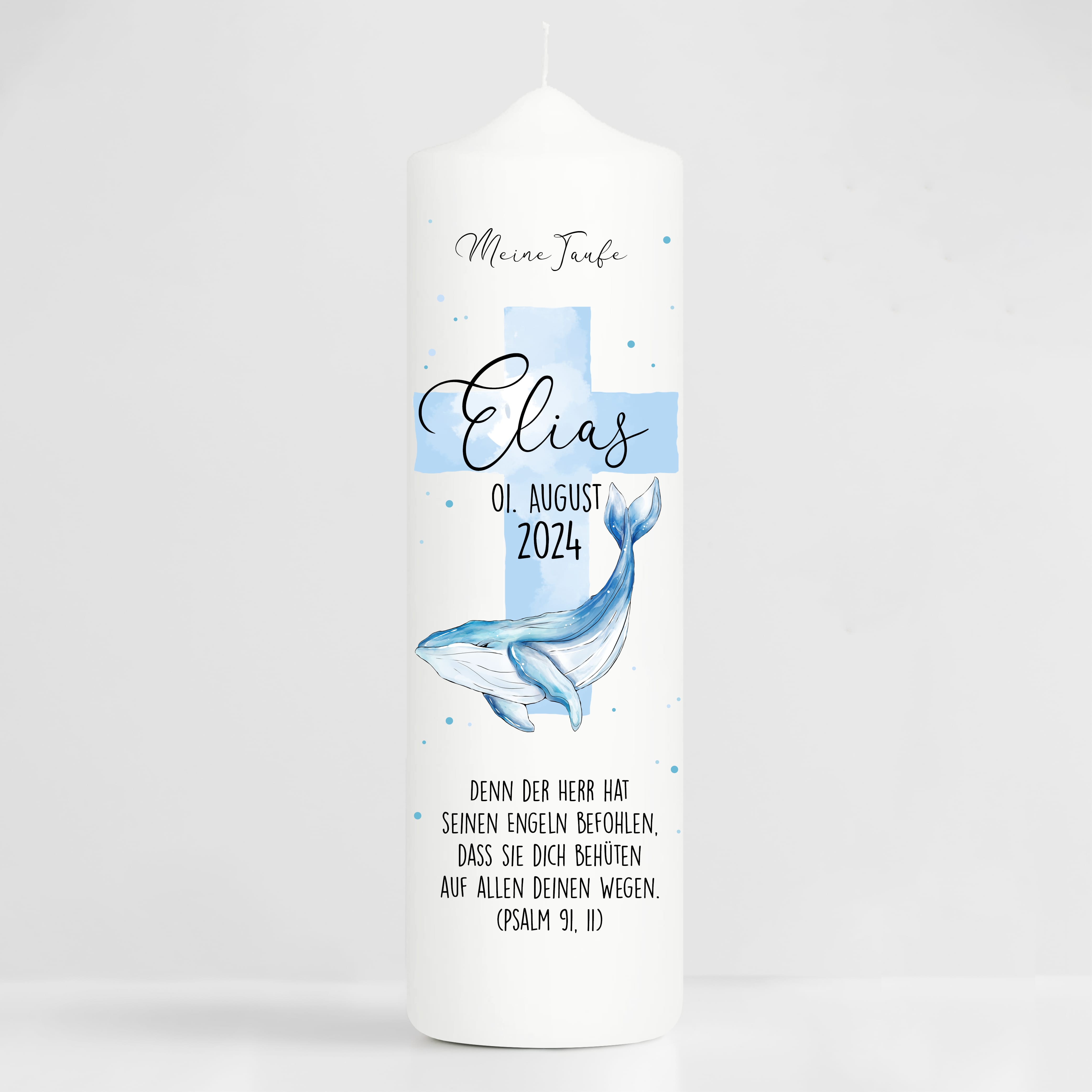 Auf dem Bild ist das Produkt: Taufkerze Wal und blaues Kreuz mit Wunschdaten bedruckt mit Namen Datum und Taufspruch Personalisiert zum Preis von €5.90 abgebildet.
