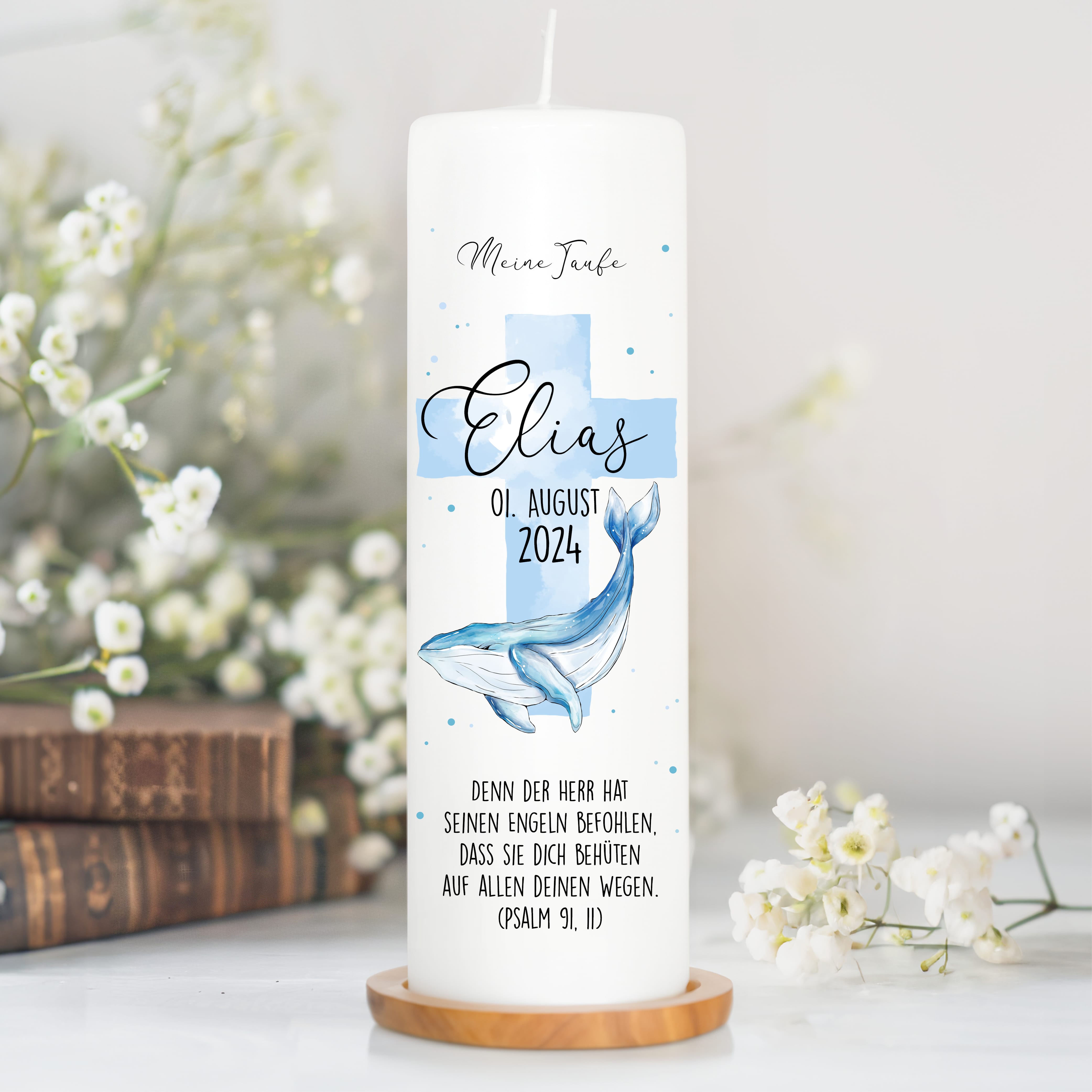 Auf dem Bild ist das Produkt: Taufkerze Wal und blaues Kreuz mit Wunschdaten bedruckt mit Namen Datum und Taufspruch Personalisiert zum Preis von €5.90 abgebildet.