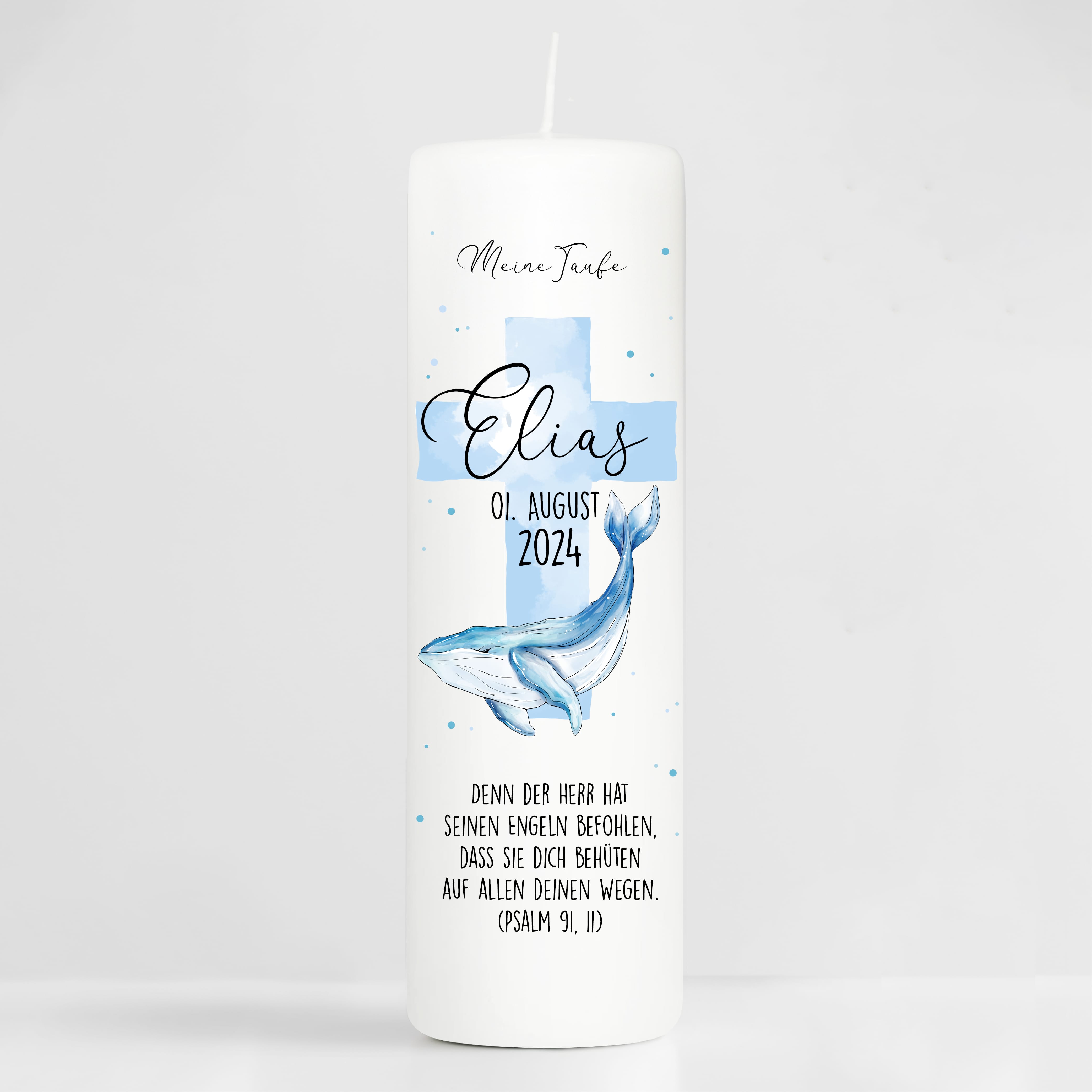 Auf dem Bild ist das Produkt: Taufkerze Wal und blaues Kreuz mit Wunschdaten bedruckt mit Namen Datum und Taufspruch Personalisiert zum Preis von €5.90 abgebildet.