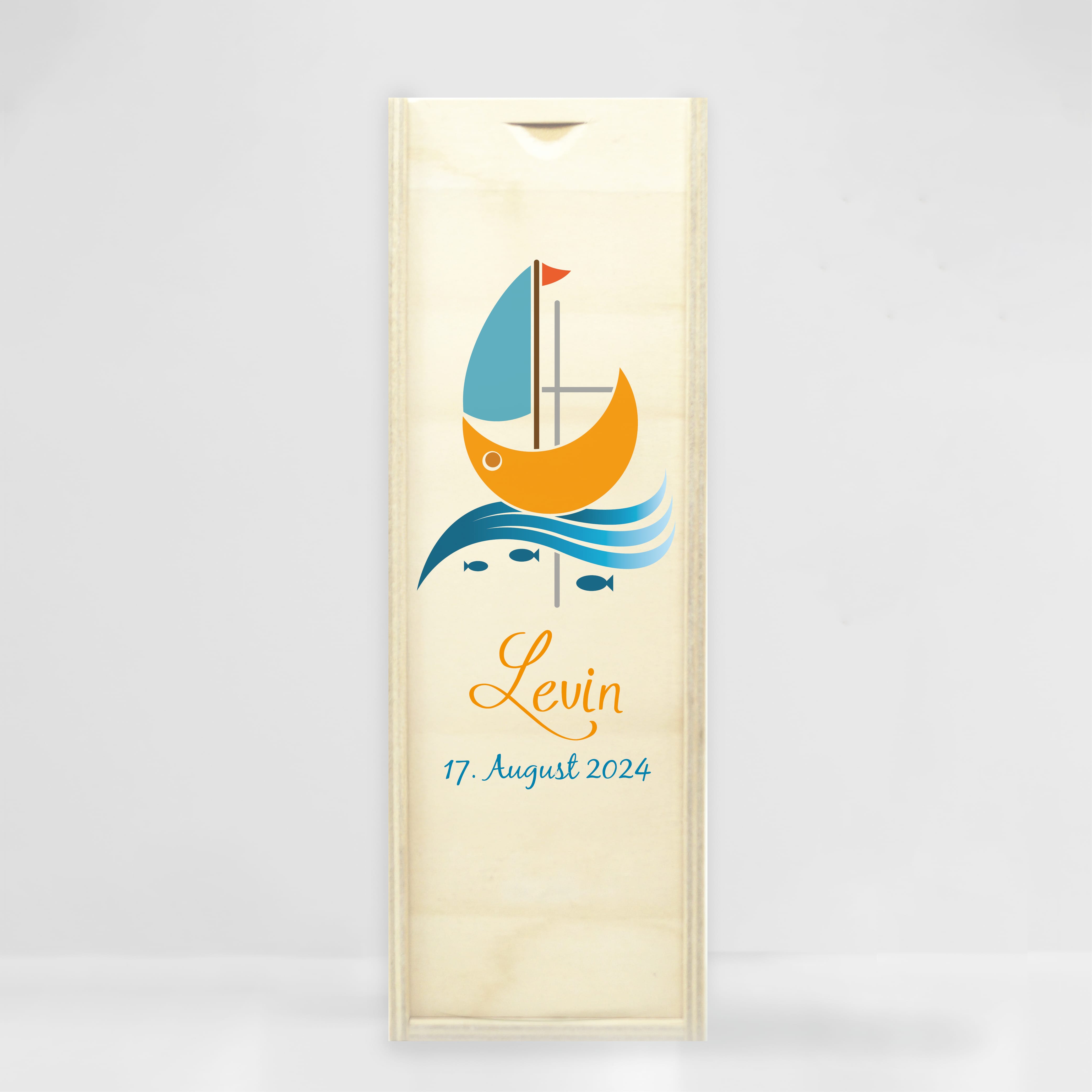 Auf dem Bild ist das Produkt: weiße Taufkerze Kerze zur Taufe oder Geburt Schiff Jesuskreuz Taufspruch mit Wunschname & Datum zum Preis von €5.9 abgebildet.