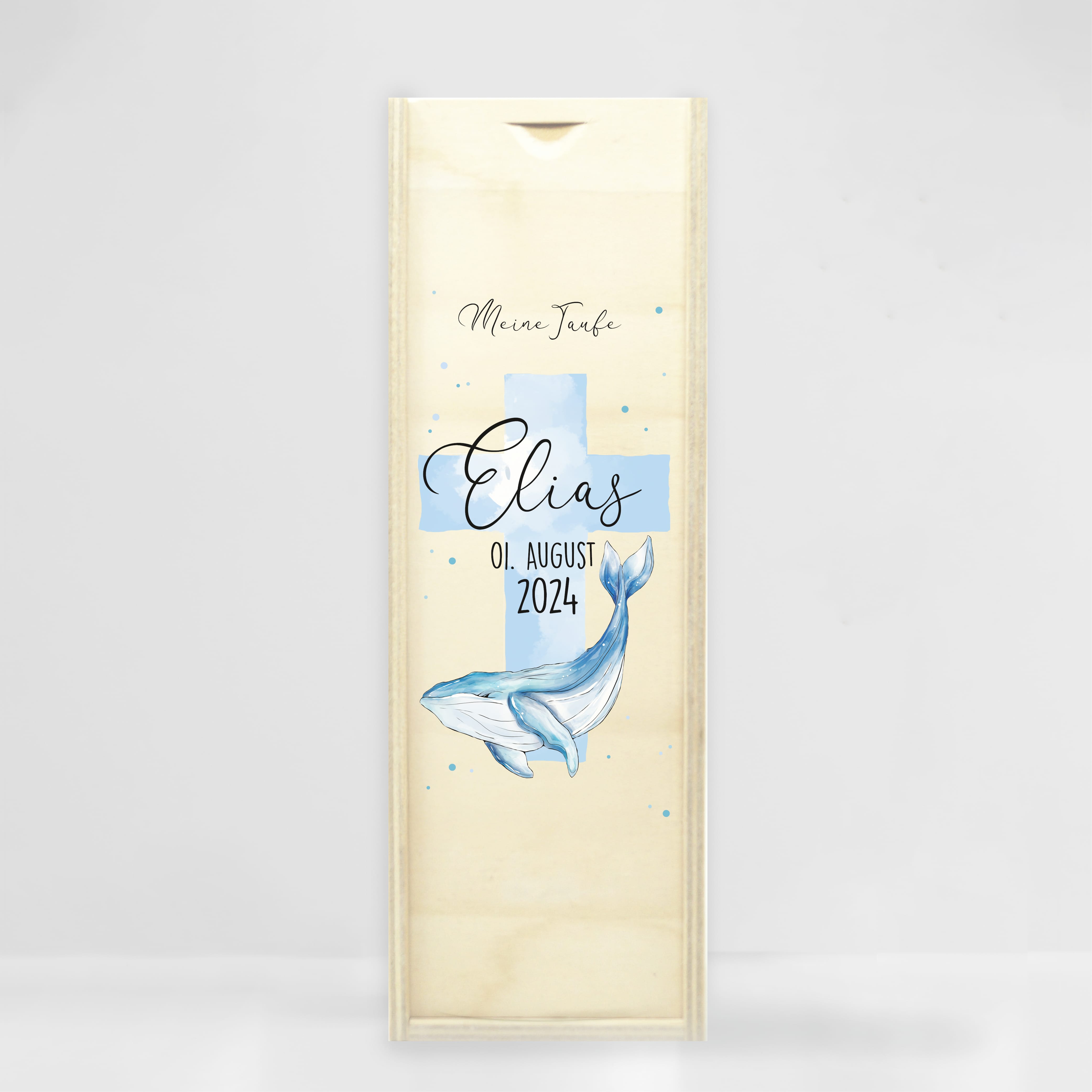Auf dem Bild ist das Produkt: Taufkerze Wal und blaues Kreuz mit Wunschdaten bedruckt mit Namen Datum und Taufspruch Personalisiert zum Preis von €5.90 abgebildet.