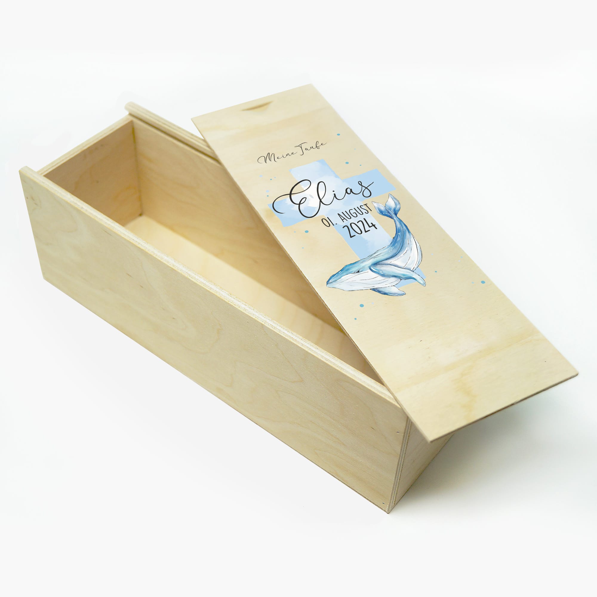Auf dem Bild ist das Produkt: Taufkerze Wal und blaues Kreuz mit Wunschdaten bedruckt mit Namen Datum und Taufspruch Personalisiert zum Preis von €5.90 abgebildet.