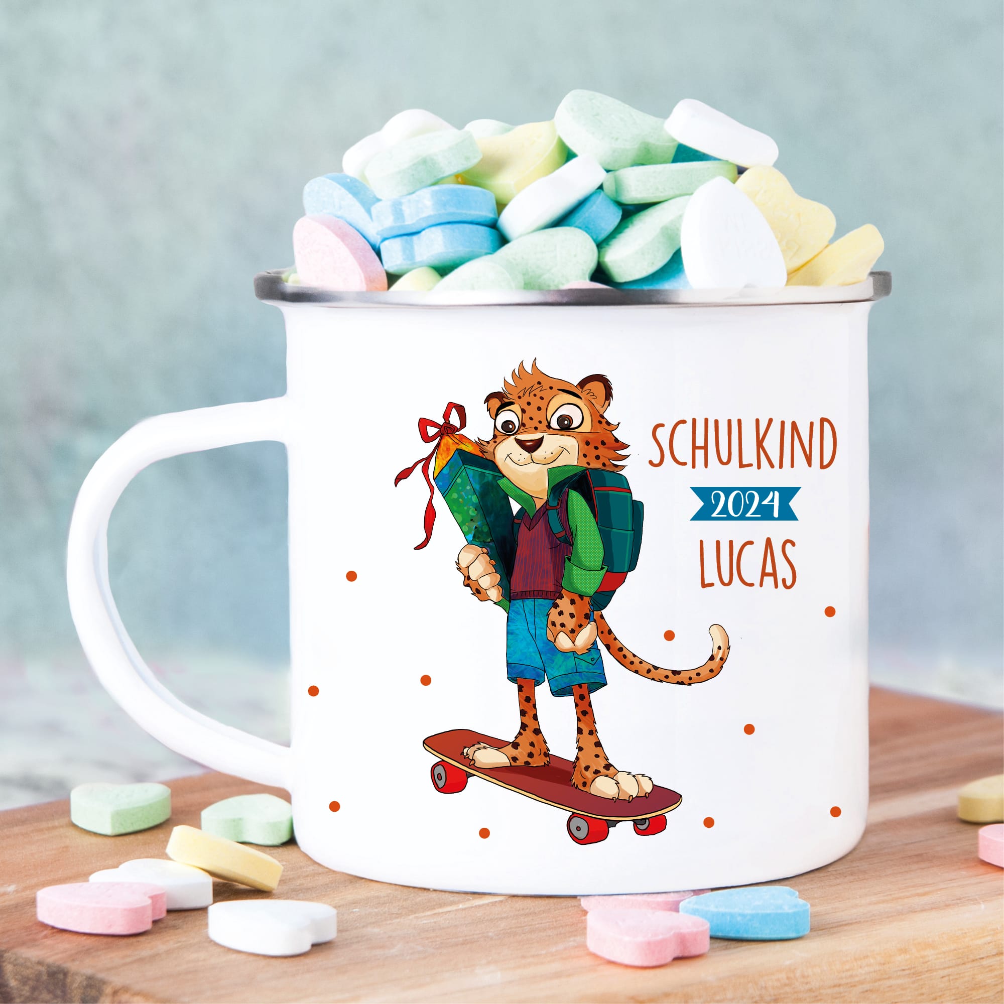 Auf dem Bild ist das Produkt: Kindertasse Emaille Leopard Skateboard personalisiert mit Wunschnamen Einschulungsgeschenk 300 ml weiß zum Preis von €18.9 abgebildet.