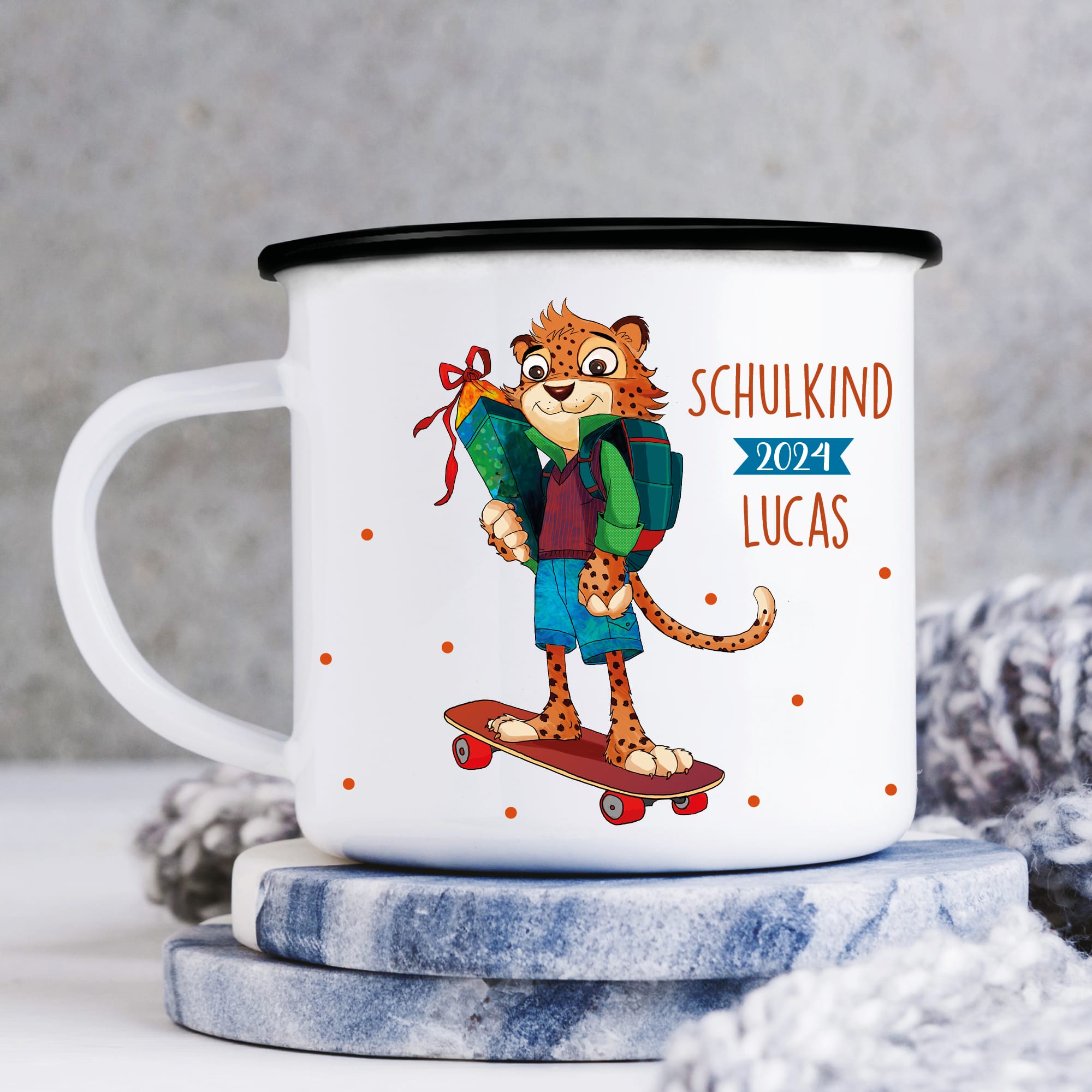 Auf dem Bild ist das Produkt: Kindertasse Emaille Leopard Skateboard personalisiert mit Wunschnamen Einschulungsgeschenk 300 ml weiß zum Preis von €18.9 abgebildet.