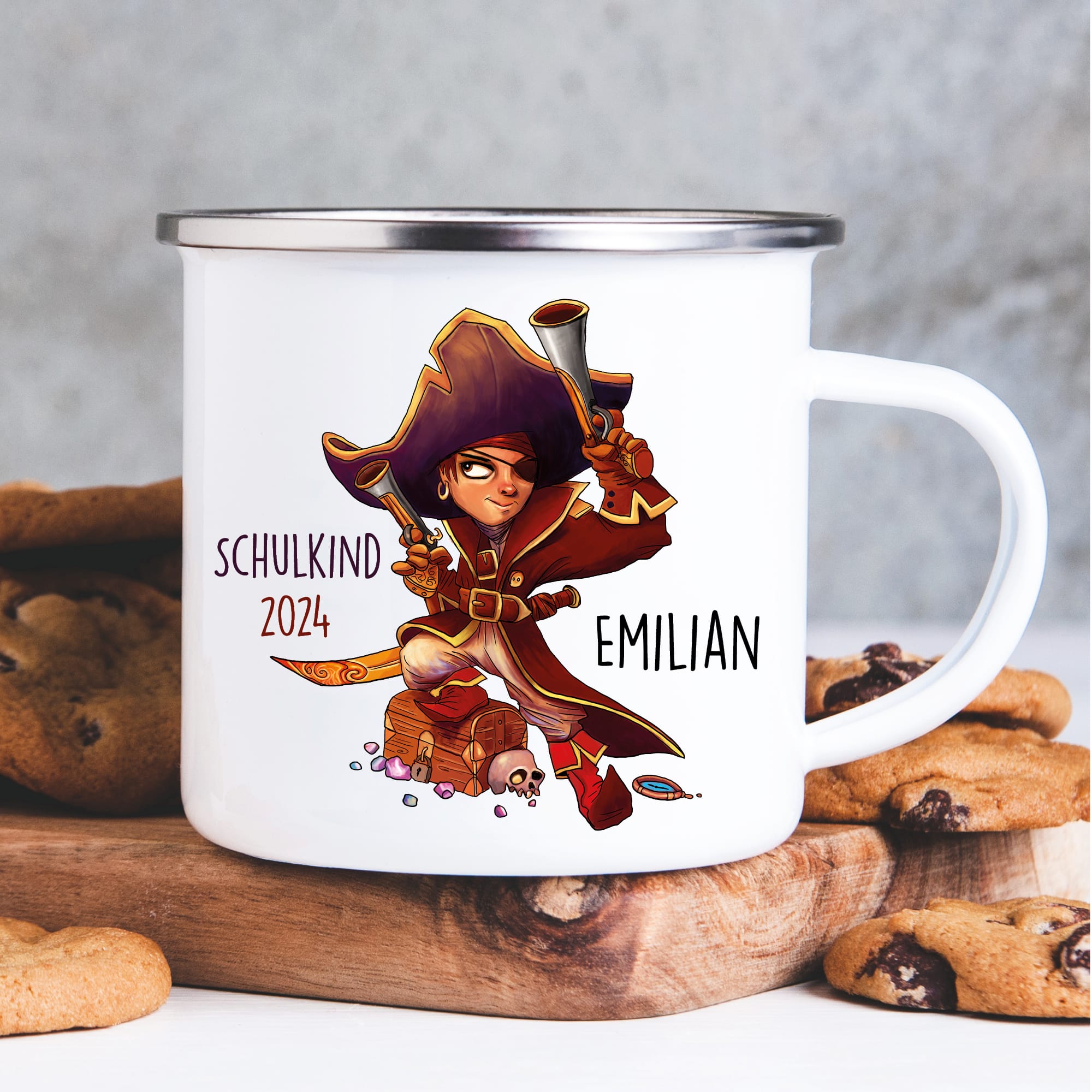 Auf dem Bild ist das Produkt: Kindertasse Emaille Campingbecher Junge Pirat Schatztruhe personalisiert mit Wunschnamen anpassbares Einschulungsgeschenk individualisierbar zum Preis von €18.9 abgebildet.