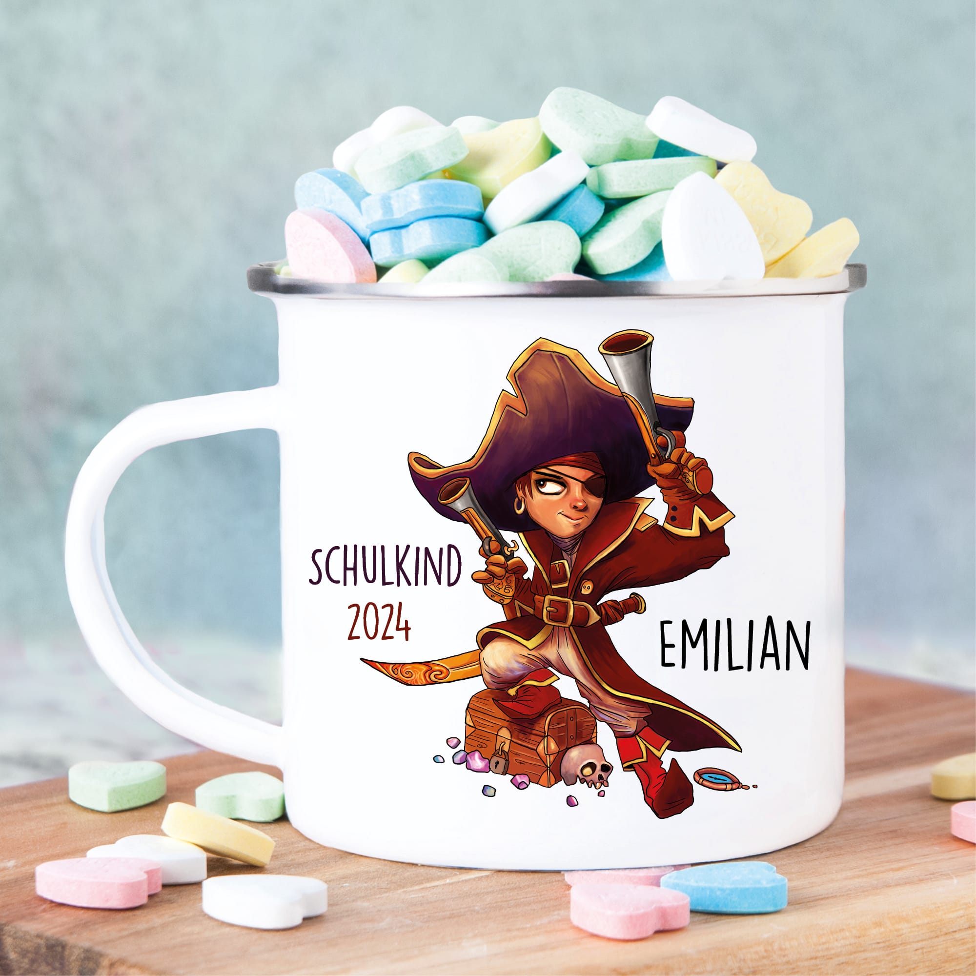 Auf dem Bild ist das Produkt: Kindertasse Emaille Campingbecher Junge Pirat Schatztruhe personalisiert mit Wunschnamen anpassbares Einschulungsgeschenk individualisierbar zum Preis von €18.9 abgebildet.