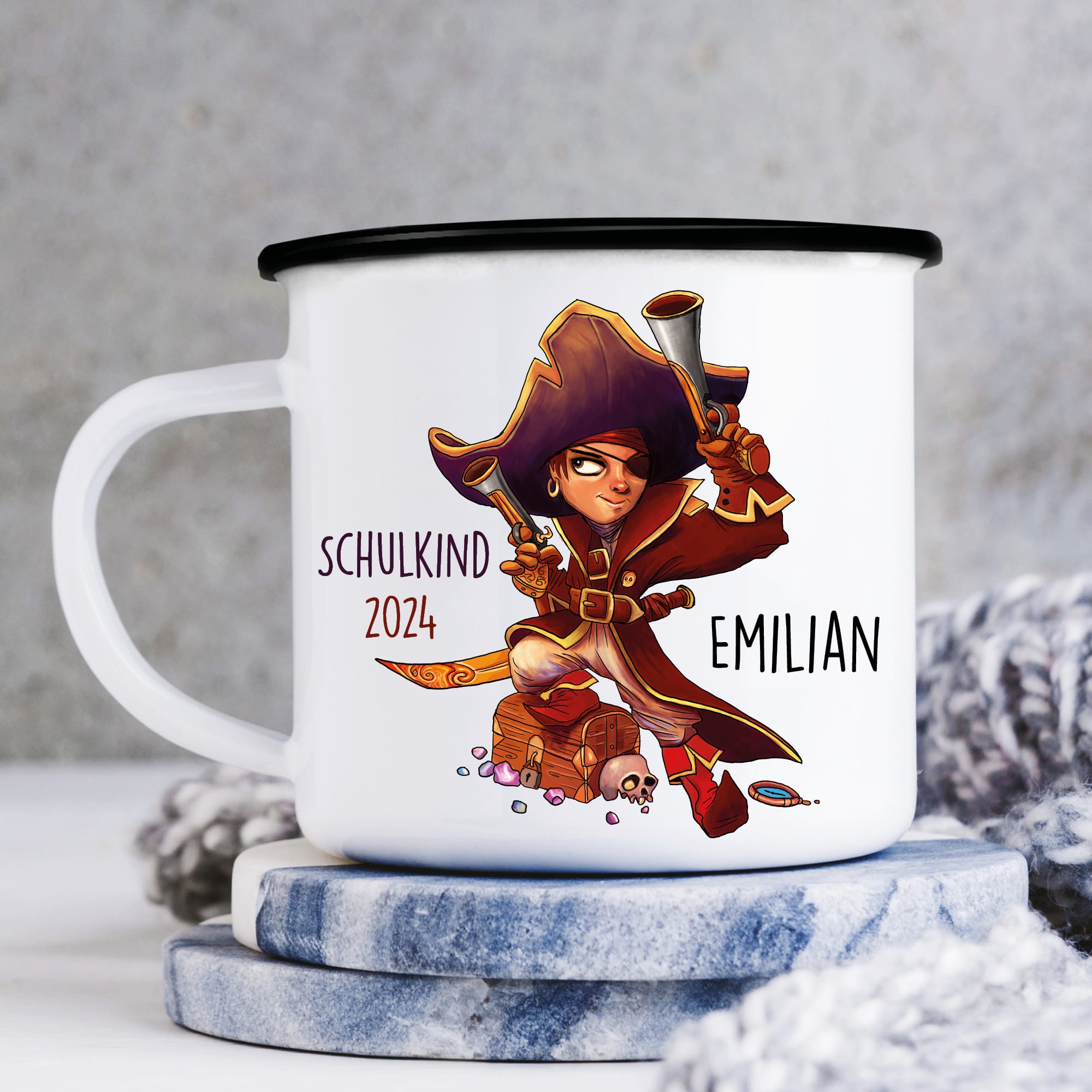 Auf dem Bild ist das Produkt: Kindertasse Emaille Campingbecher Junge Pirat Schatztruhe personalisiert mit Wunschnamen anpassbares Einschulungsgeschenk individualisierbar zum Preis von €18.9 abgebildet.
