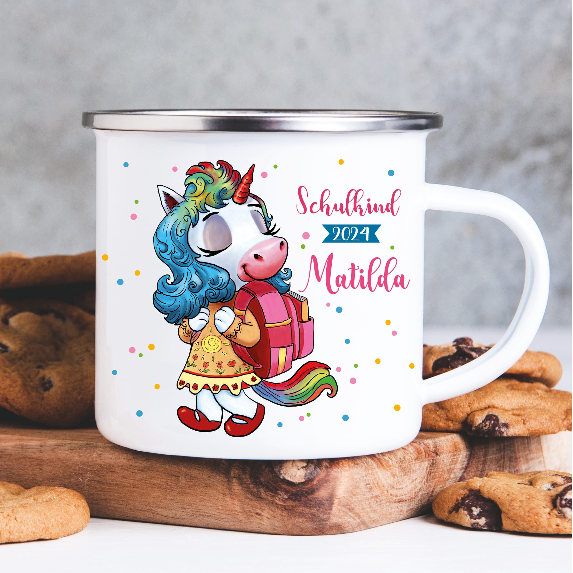 Auf dem Bild ist das Produkt: Campingbecher Emaille für Mädchen Einhorn mit Schulranzen personalisiert mit dem Wunschnamen Einschulungsgeschenk zum Preis von €18.9 abgebildet.