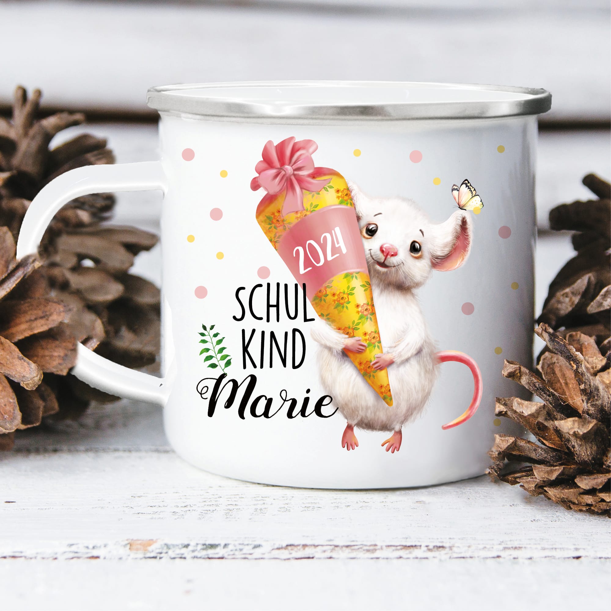 Auf dem Bild ist das Produkt: Kindertasse Emaille Becher Maus Schulkind Einschulung Geschenk erster Schultag Wunschname Schulanfang zum Preis von €18.9 abgebildet.