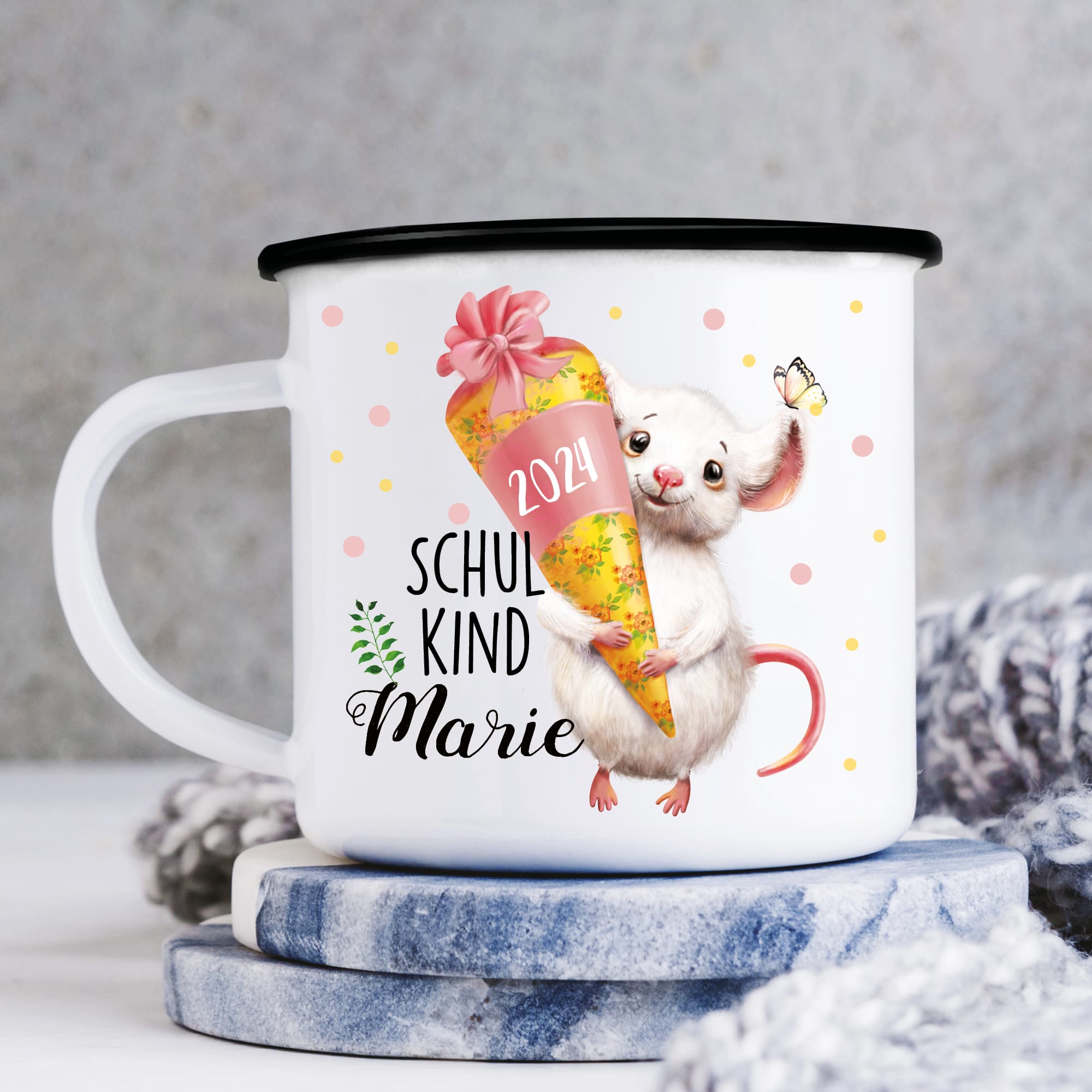 Auf dem Bild ist das Produkt: Kindertasse Emaille Becher Maus Schulkind Einschulung Geschenk erster Schultag Wunschname Schulanfang zum Preis von €18.9 abgebildet.