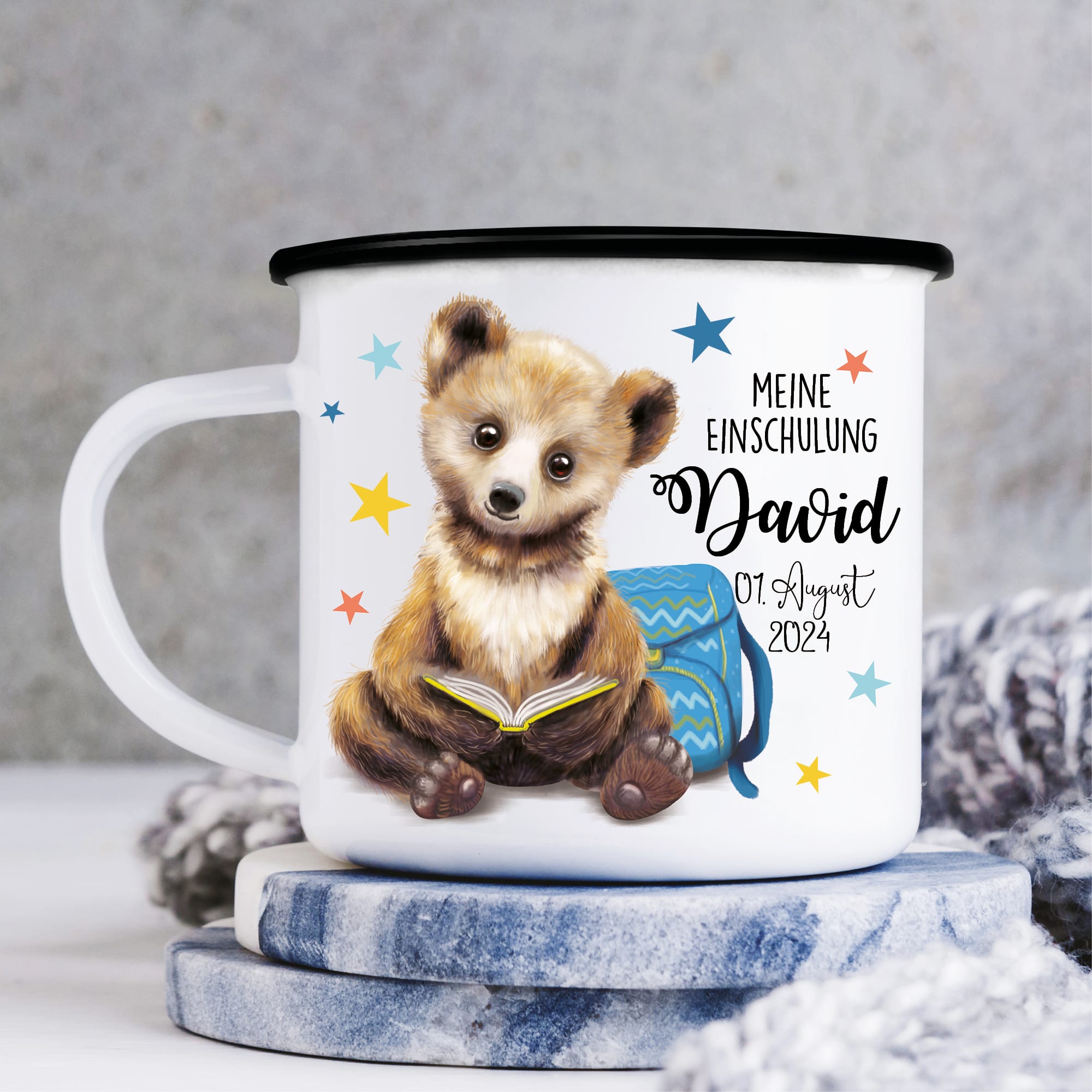Auf dem Bild ist das Produkt: Kindertasse Emaille personalisierter Becher Bär Schulkind Einschulung Geschenk Schulanfang zum Preis von €18.9 abgebildet.