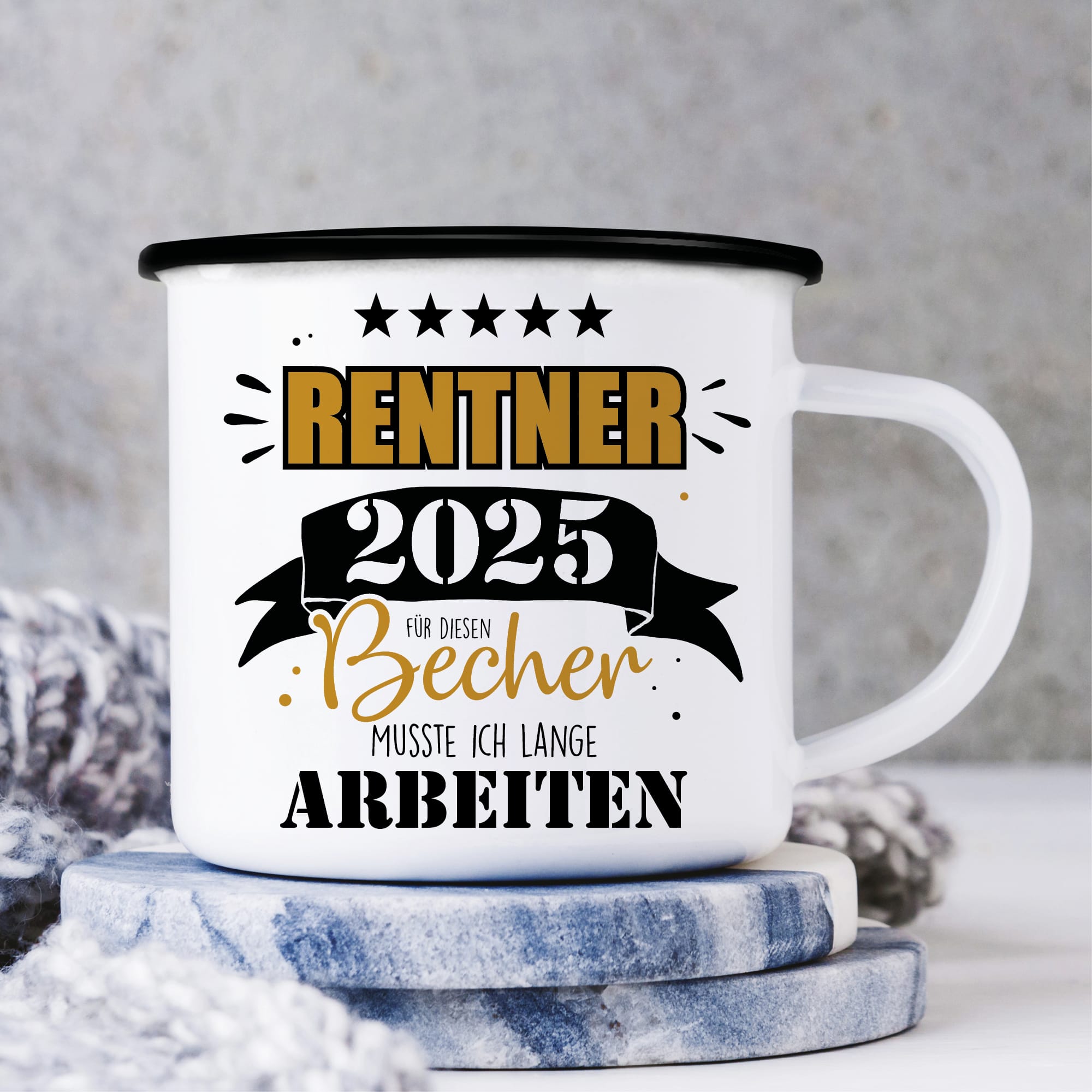 Auf dem Bild ist das Produkt: Emaille Campingbecher Rentner 2025 Geschenk zur Rente Geburtstag zum Preis von €18.90 abgebildet.