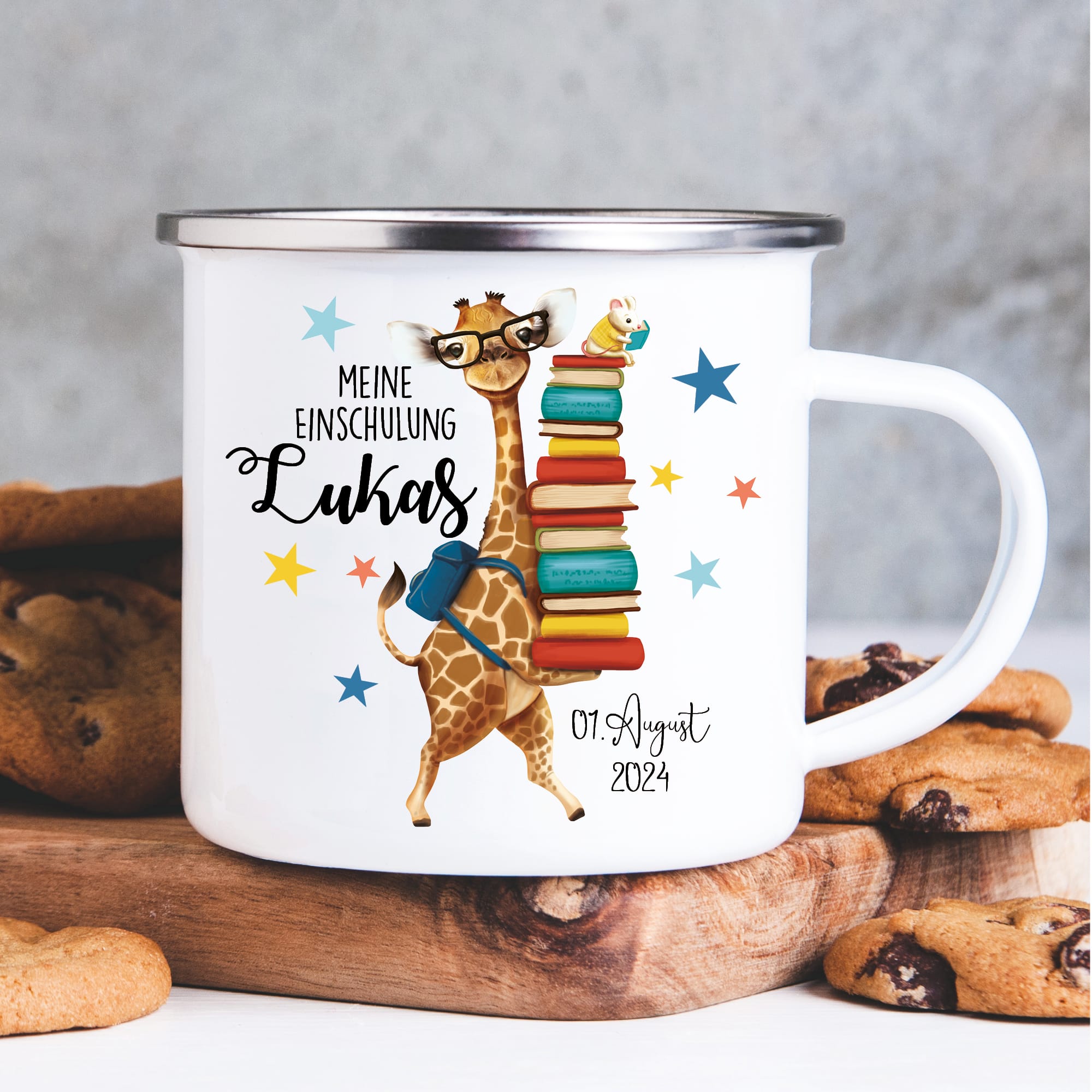 Auf dem Bild ist das Produkt: Personalisierte Emaille Kindertasse Giraffe Maus Motiv Geschenk zum Schulanfang zum Preis von €18.90 abgebildet.
