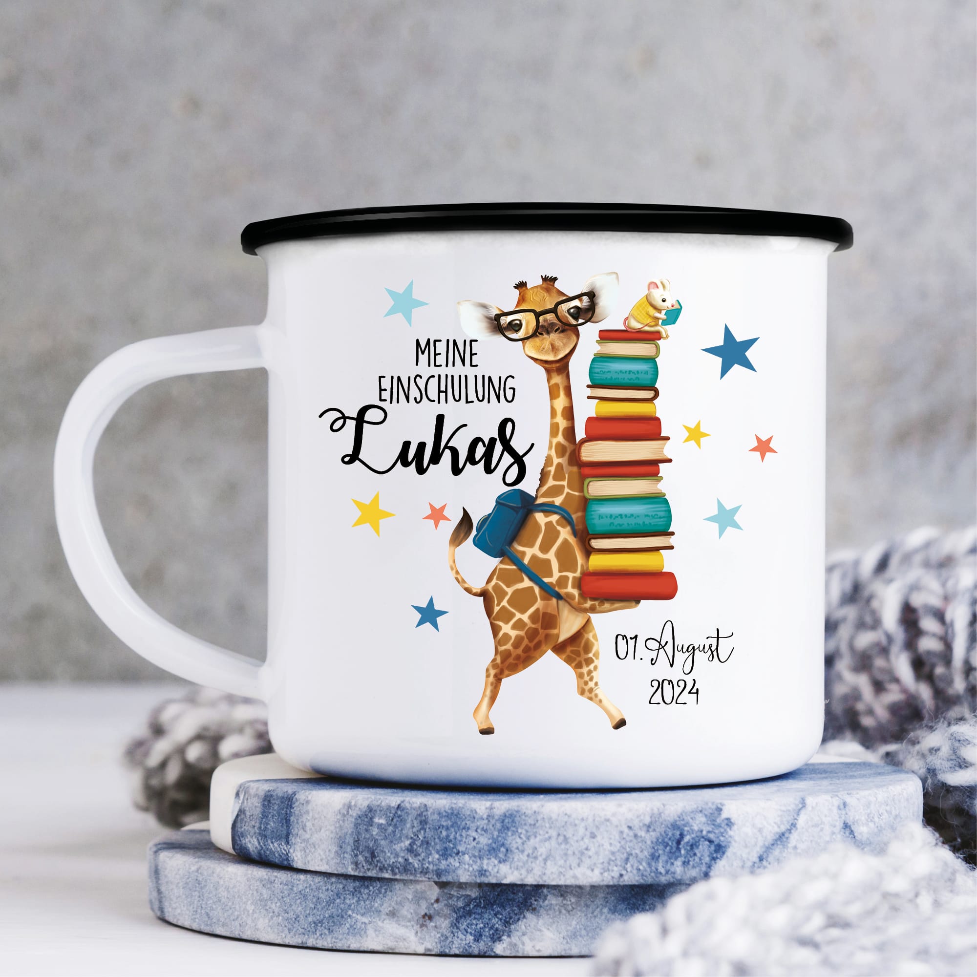 Auf dem Bild ist das Produkt: Personalisierte Emaille Kindertasse Giraffe Maus Motiv Geschenk zum Schulanfang zum Preis von €18.90 abgebildet.