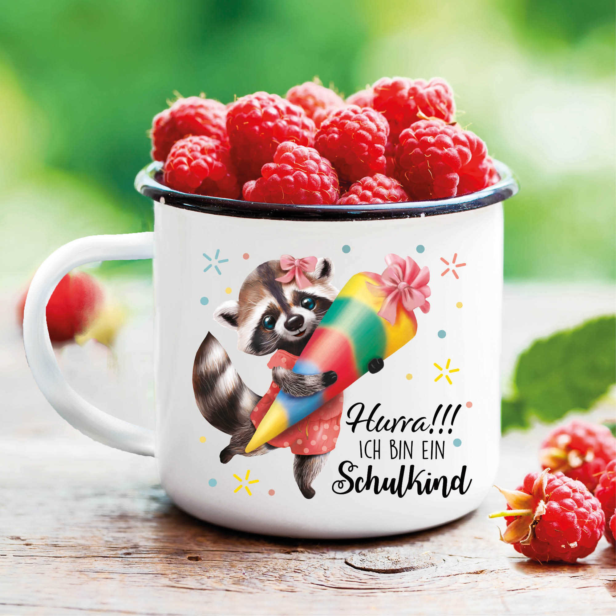 Auf dem Bild ist das Produkt: Kindertasse Emaille Becher Waschbär Einschulung Geschenk Schulanfang Schultüte zum Preis von €18.90 abgebildet.