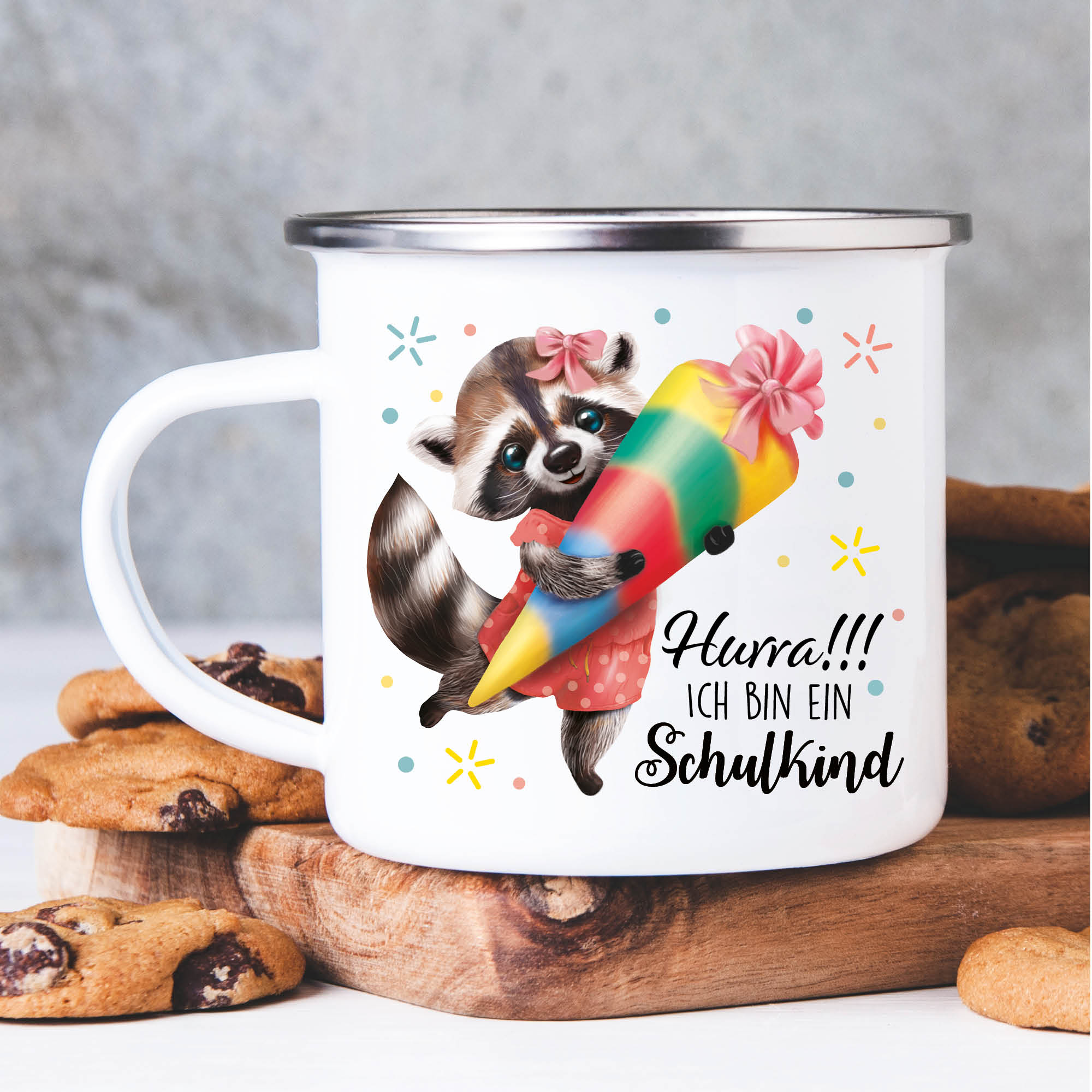 Auf dem Bild ist das Produkt: Kindertasse Emaille Becher Waschbär Einschulung Geschenk Schulanfang Schultüte zum Preis von €18.90 abgebildet.
