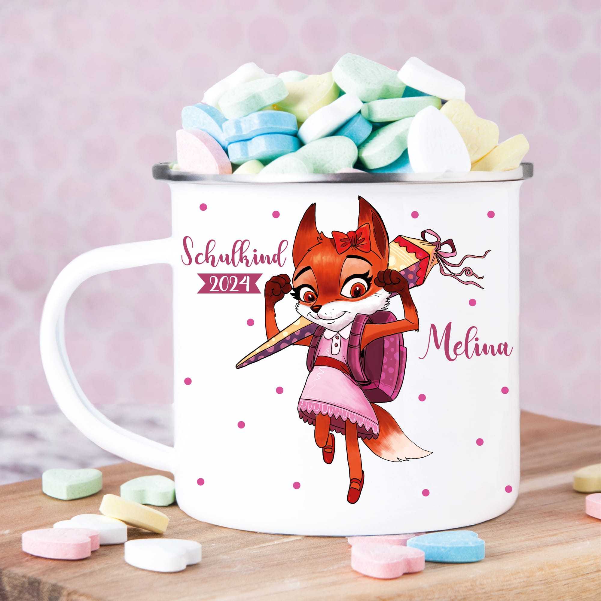Auf dem Bild ist das Produkt: Schulkind 2024 Becher Emaille personalisierbar Fuchs mit Schultüte Einschulungsgeschenk mit Wunschnamen zum Preis von €18.9 abgebildet.