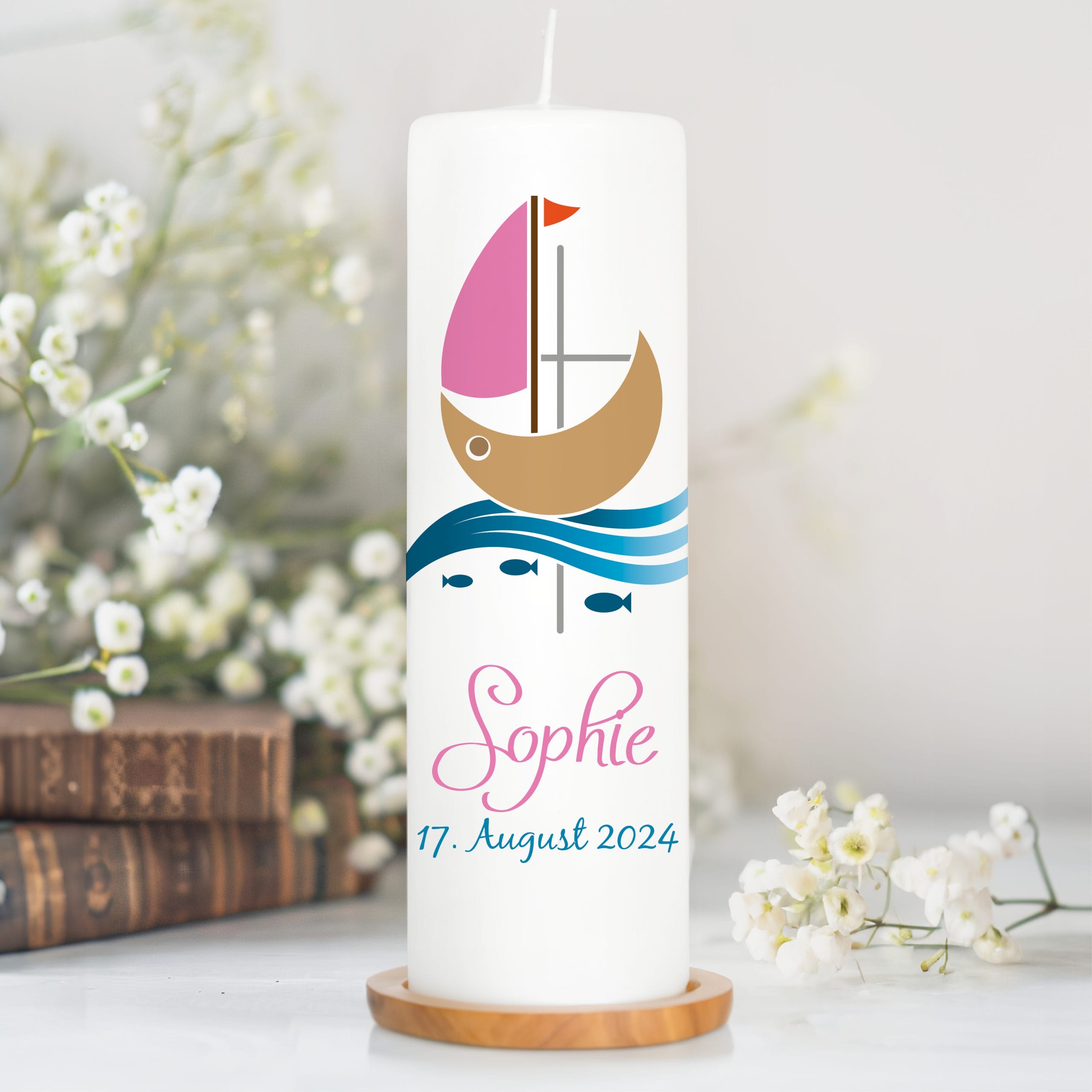 Auf dem Bild ist das Produkt: weiße Taufkerze Kerze zur Taufe oder Geburt Schiff Jesuskreuz Taufspruch mit Wunschname & Datum zum Preis von €5.9 abgebildet.