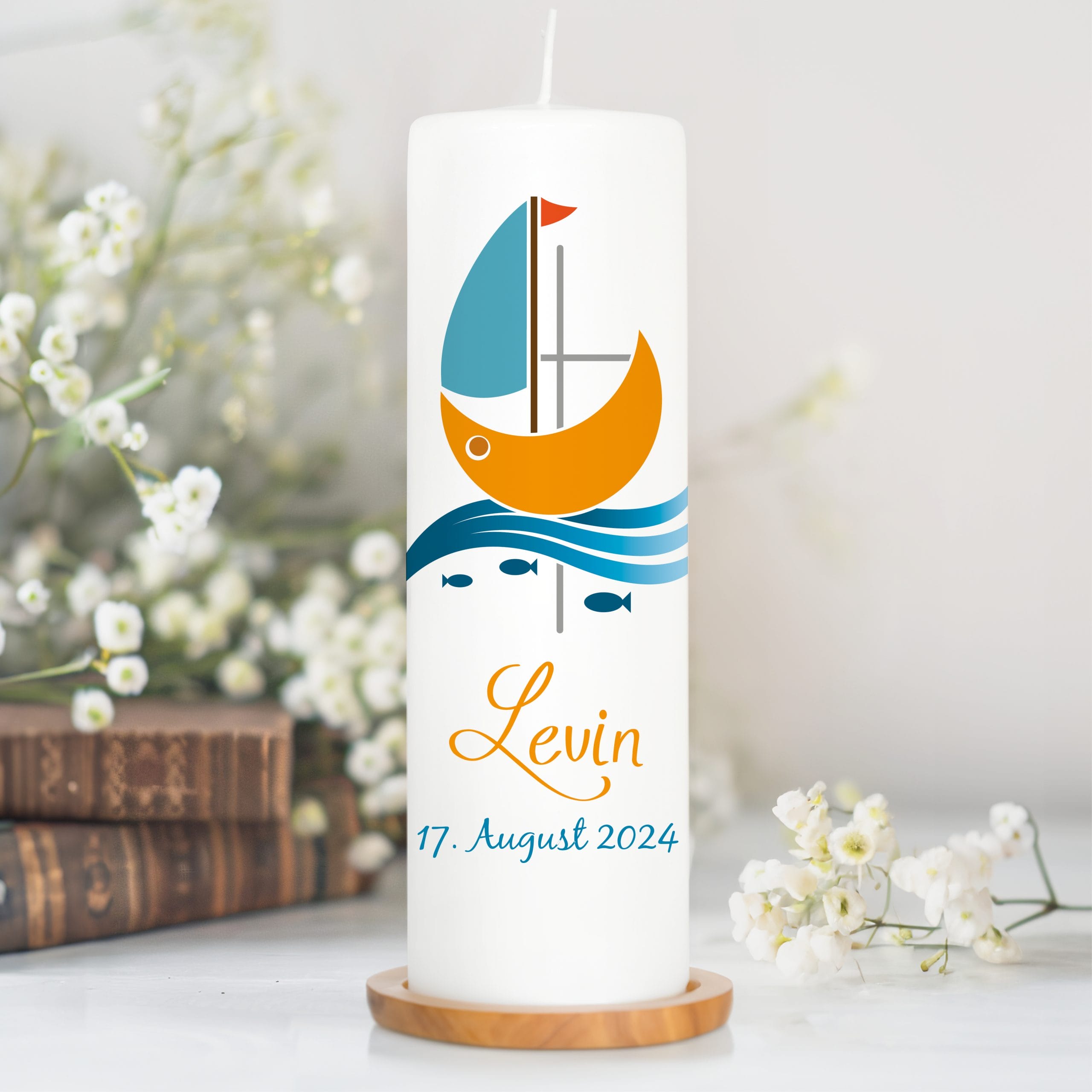 Auf dem Bild ist das Produkt: weiße Taufkerze Kerze zur Taufe oder Geburt Schiff Jesuskreuz Taufspruch mit Wunschname & Datum zum Preis von €5.9 abgebildet.
