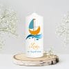 Auf dem Bild ist das Produkt: weiße Taufkerze Kerze zur Taufe oder Geburt Schiff Jesuskreuz Taufspruch mit Wunschname & Datum zum Preis von €5.9 abgebildet.