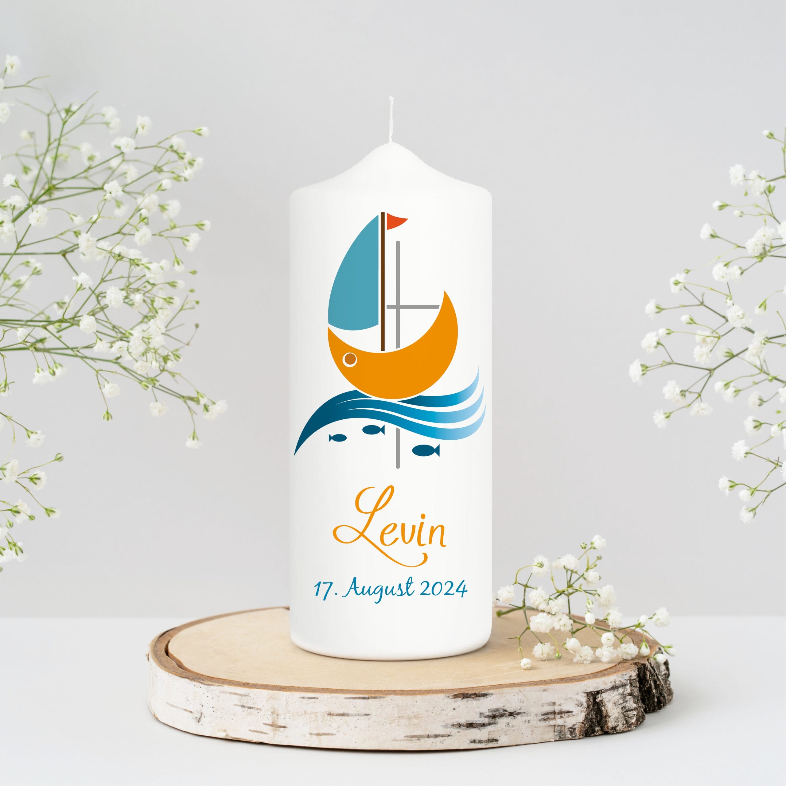 Auf dem Bild ist das Produkt: weiße Taufkerze Kerze zur Taufe oder Geburt Schiff Jesuskreuz Taufspruch mit Wunschname & Datum zum Preis von €5.9 abgebildet.
