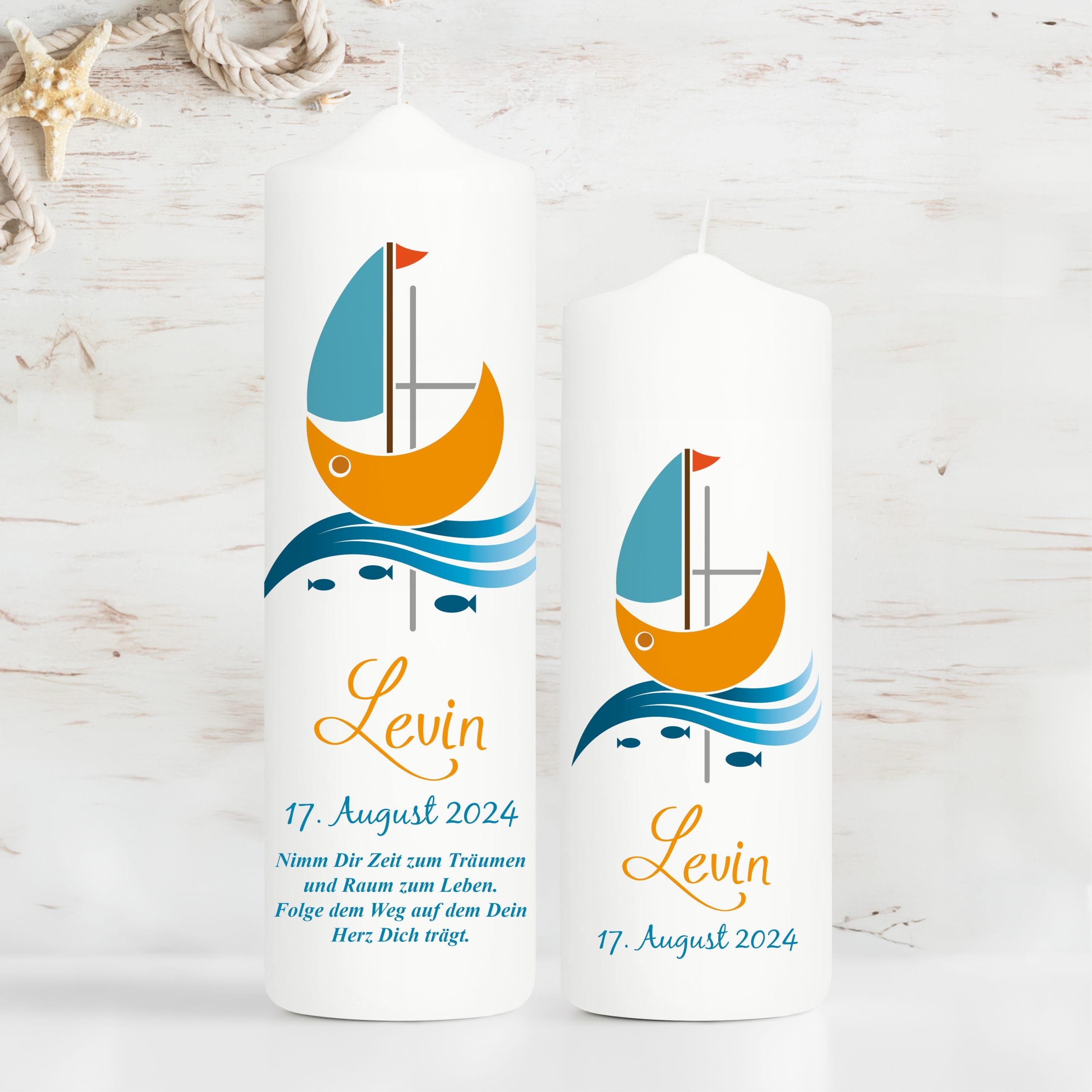 Auf dem Bild ist das Produkt: weiße Taufkerze Kerze zur Taufe oder Geburt Schiff Jesuskreuz Taufspruch mit Wunschname & Datum zum Preis von €5.9 abgebildet.