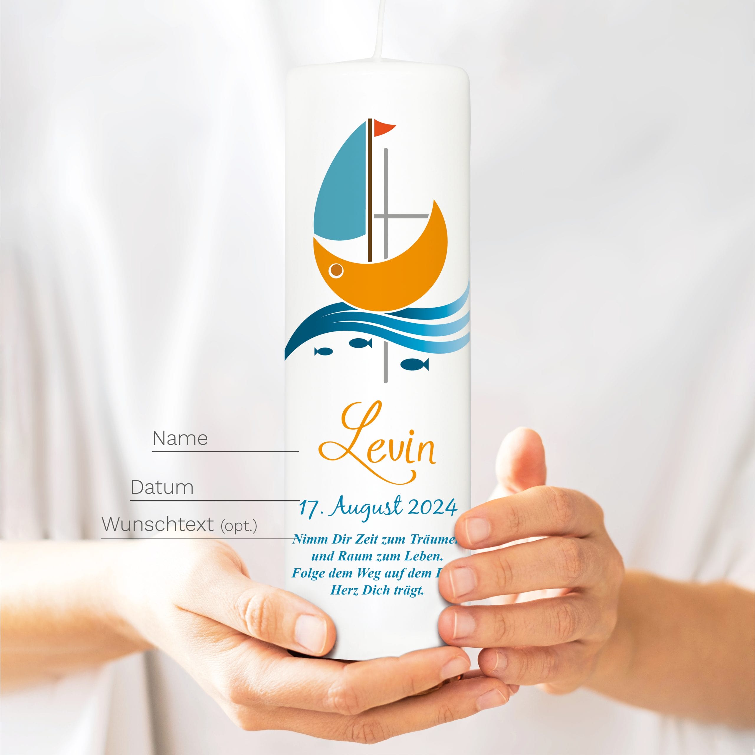 Auf dem Bild ist das Produkt: weiße Taufkerze Kerze zur Taufe oder Geburt Schiff Jesuskreuz Taufspruch mit Wunschname & Datum zum Preis von €5.9 abgebildet.