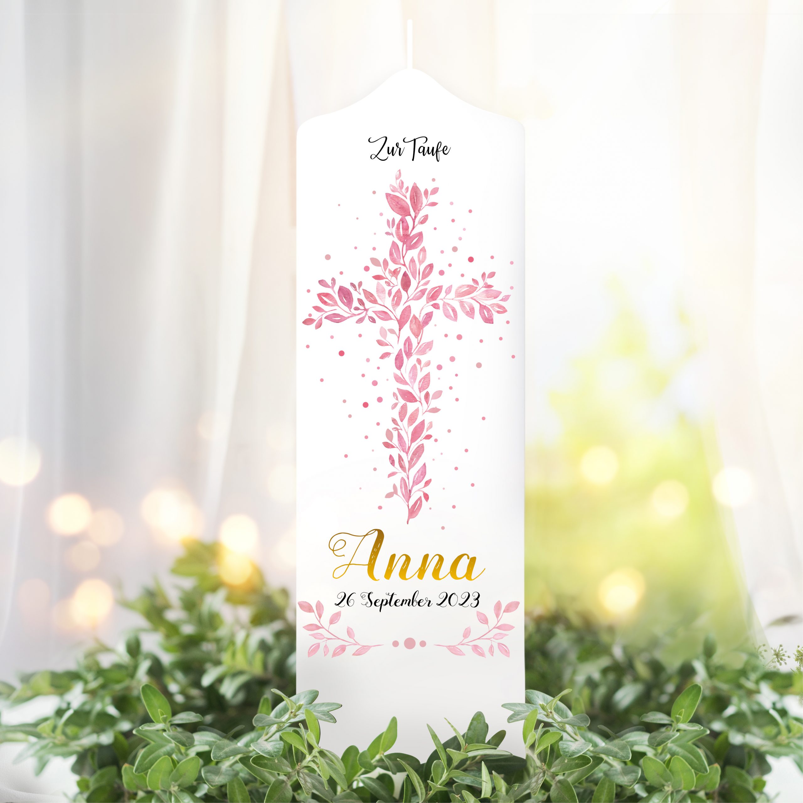Auf dem Bild ist das Produkt: Taufkerze Junge/ Mädchen Baum Heiliges Kreuz rosa Blätter Kerze zur Taufe mit Namen, Datum und eigenem, vorgegebenem oder keinem Taufspruch zum Preis von €5.90 abgebildet.