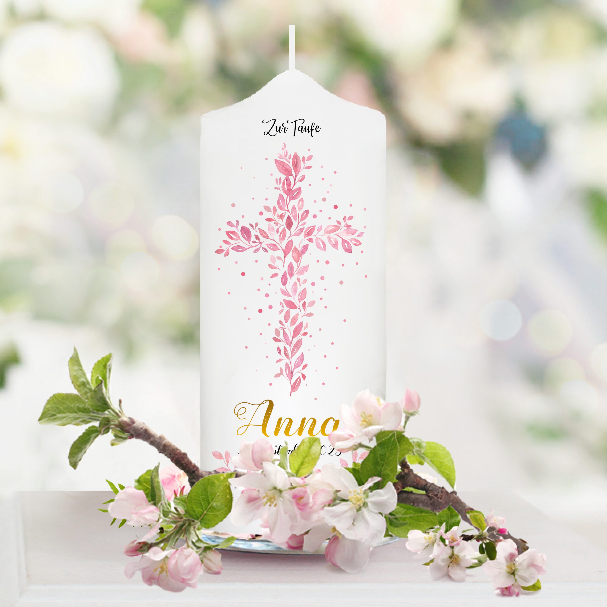 Auf dem Bild ist das Produkt: Taufkerze Junge/ Mädchen Baum Heiliges Kreuz rosa Blätter Kerze zur Taufe mit Namen, Datum und eigenem, vorgegebenem oder keinem Taufspruch zum Preis von €5.90 abgebildet.