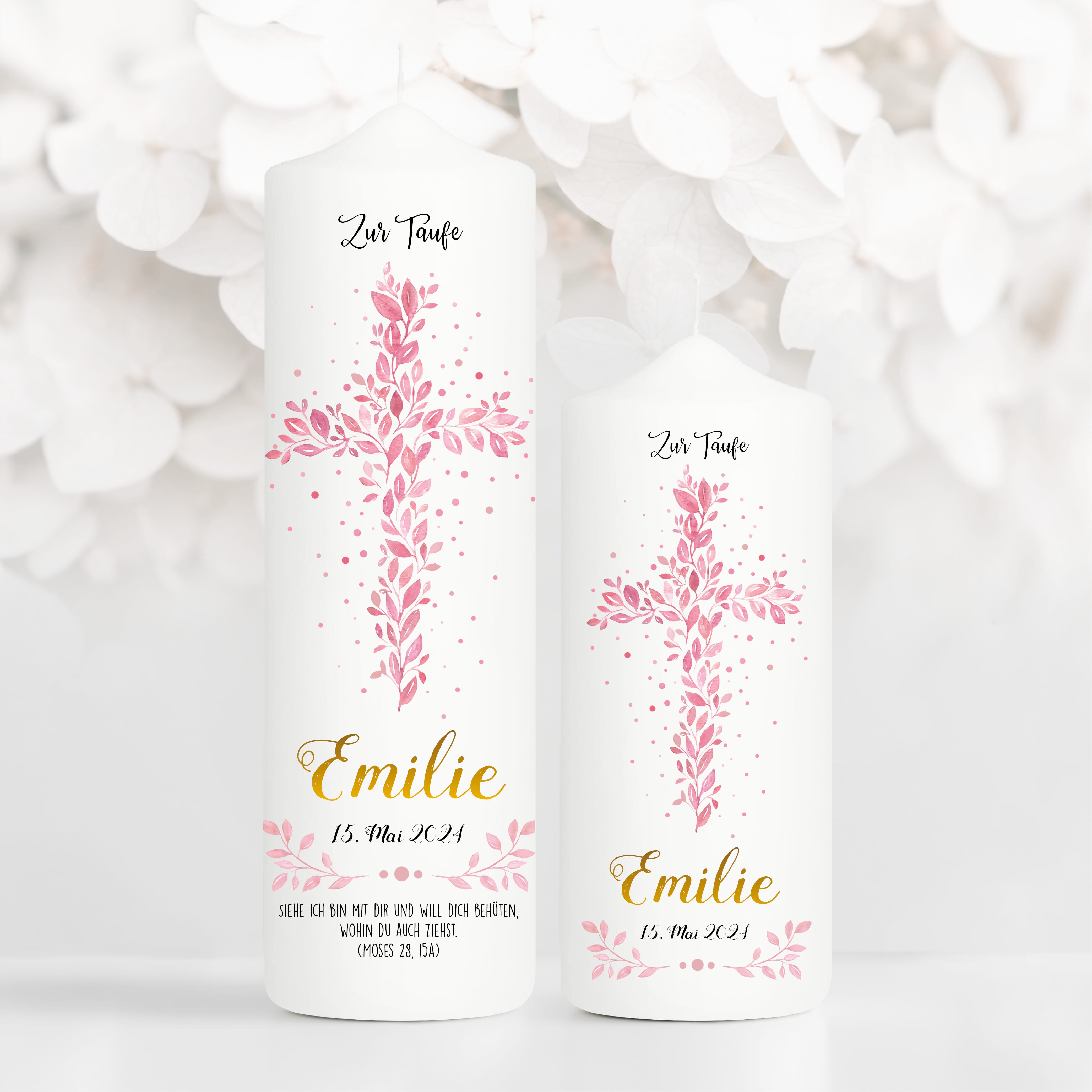 Auf dem Bild ist das Produkt: Taufkerze Junge/ Mädchen Baum Heiliges Kreuz rosa Blätter Kerze zur Taufe mit Namen, Datum und eigenem, vorgegebenem oder keinem Taufspruch zum Preis von €5.90 abgebildet.