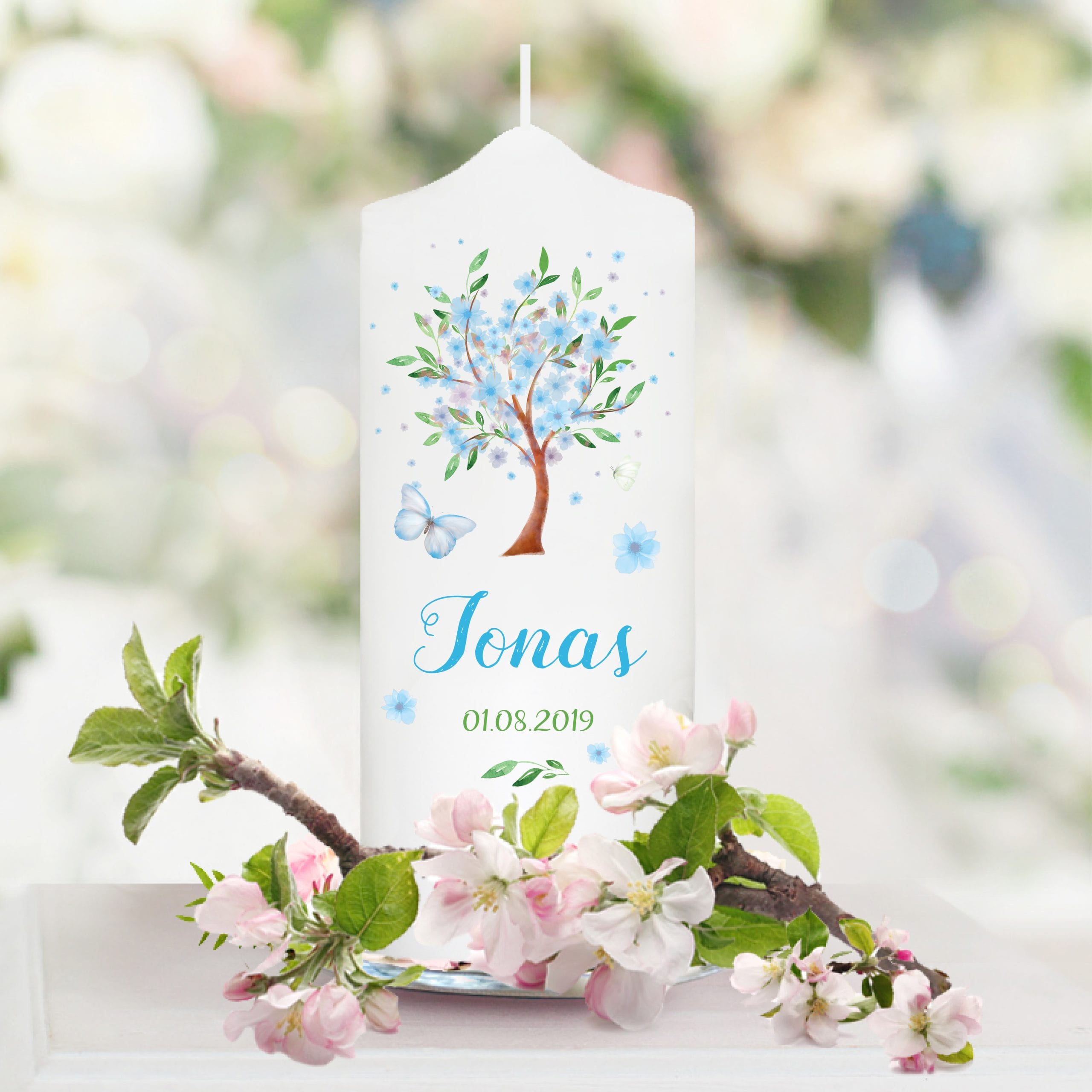 Auf dem Bild ist das Produkt: Taufkerze für Mädchen oder Junge Baum mit Blüten Taufspruch Personalisierung zum Preis von €5.90 abgebildet.