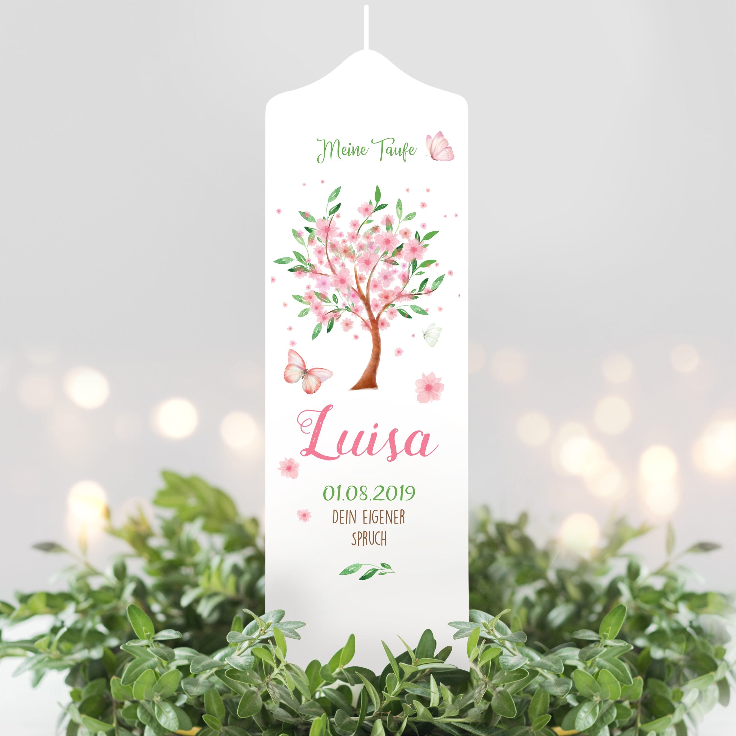 Auf dem Bild ist das Produkt: Taufkerze für Mädchen oder Junge Baum mit Blüten Taufspruch Personalisierung zum Preis von €5.90 abgebildet.