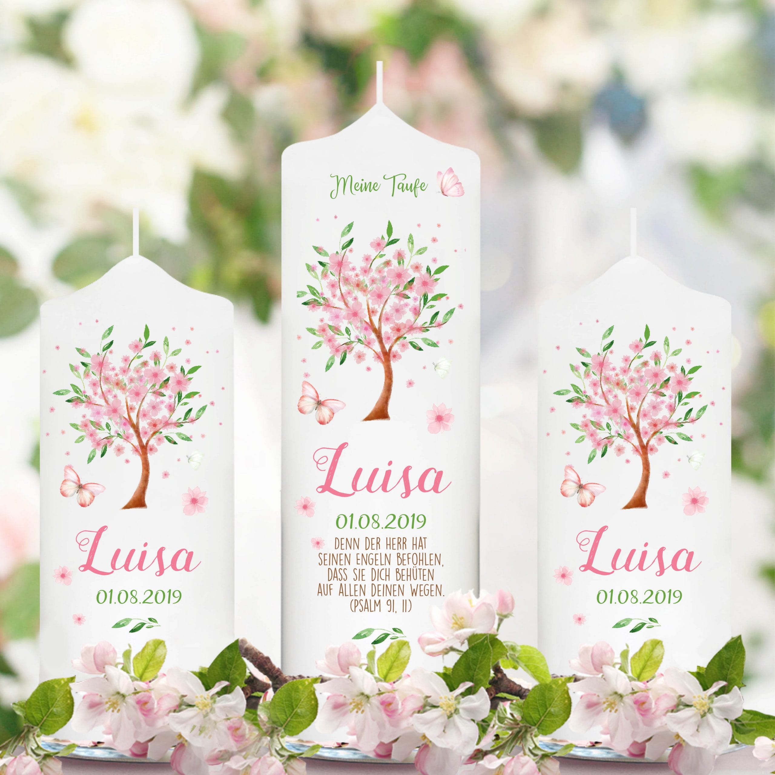 Auf dem Bild ist das Produkt: Taufkerze Blütenbaum für Mädchen oder Junge Baum mit Blüten Taufspruch Personalisierung zum Preis von €6.40 abgebildet.