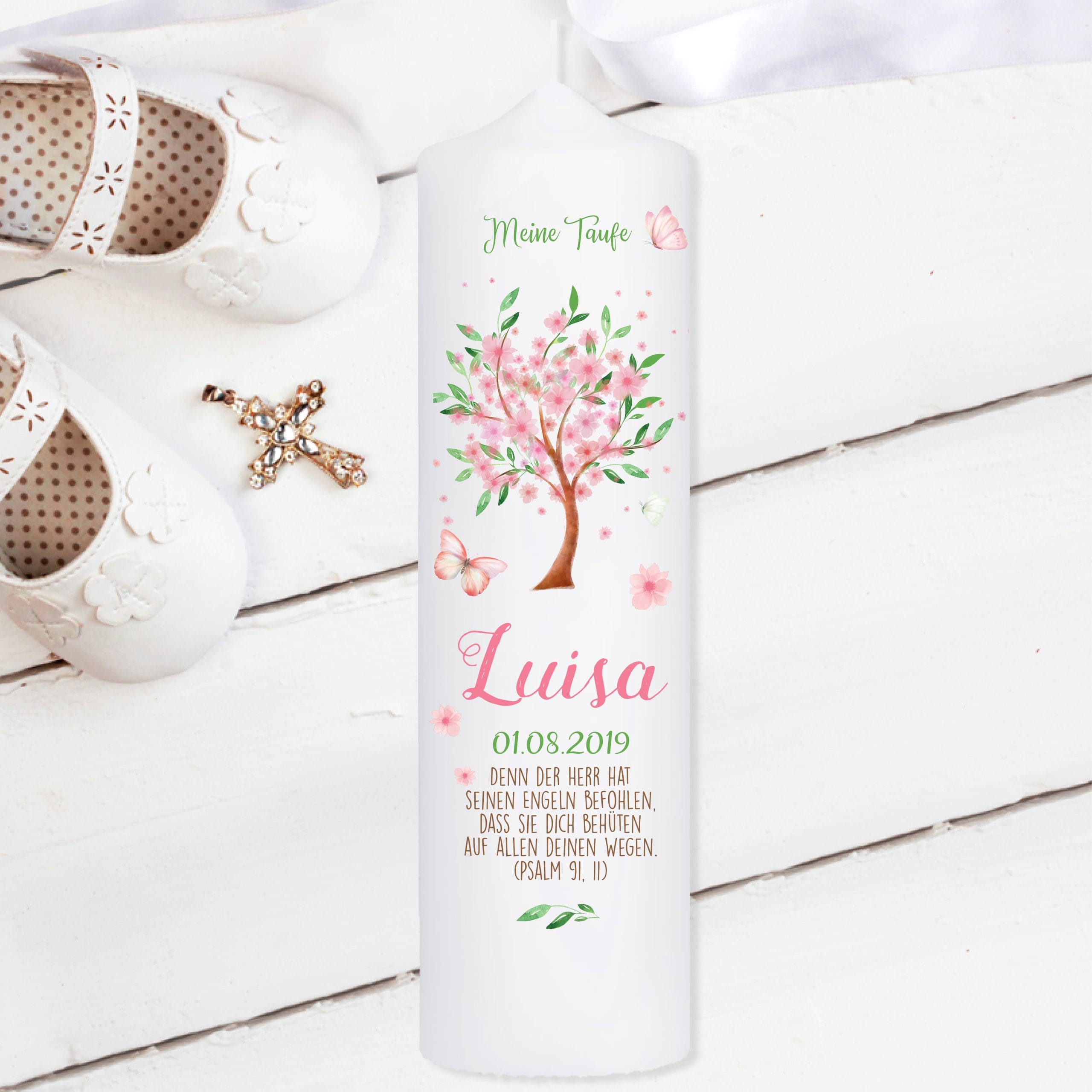 Auf dem Bild ist das Produkt: Taufkerze für Mädchen oder Junge Baum mit Blüten Taufspruch Personalisierung zum Preis von €5.90 abgebildet.