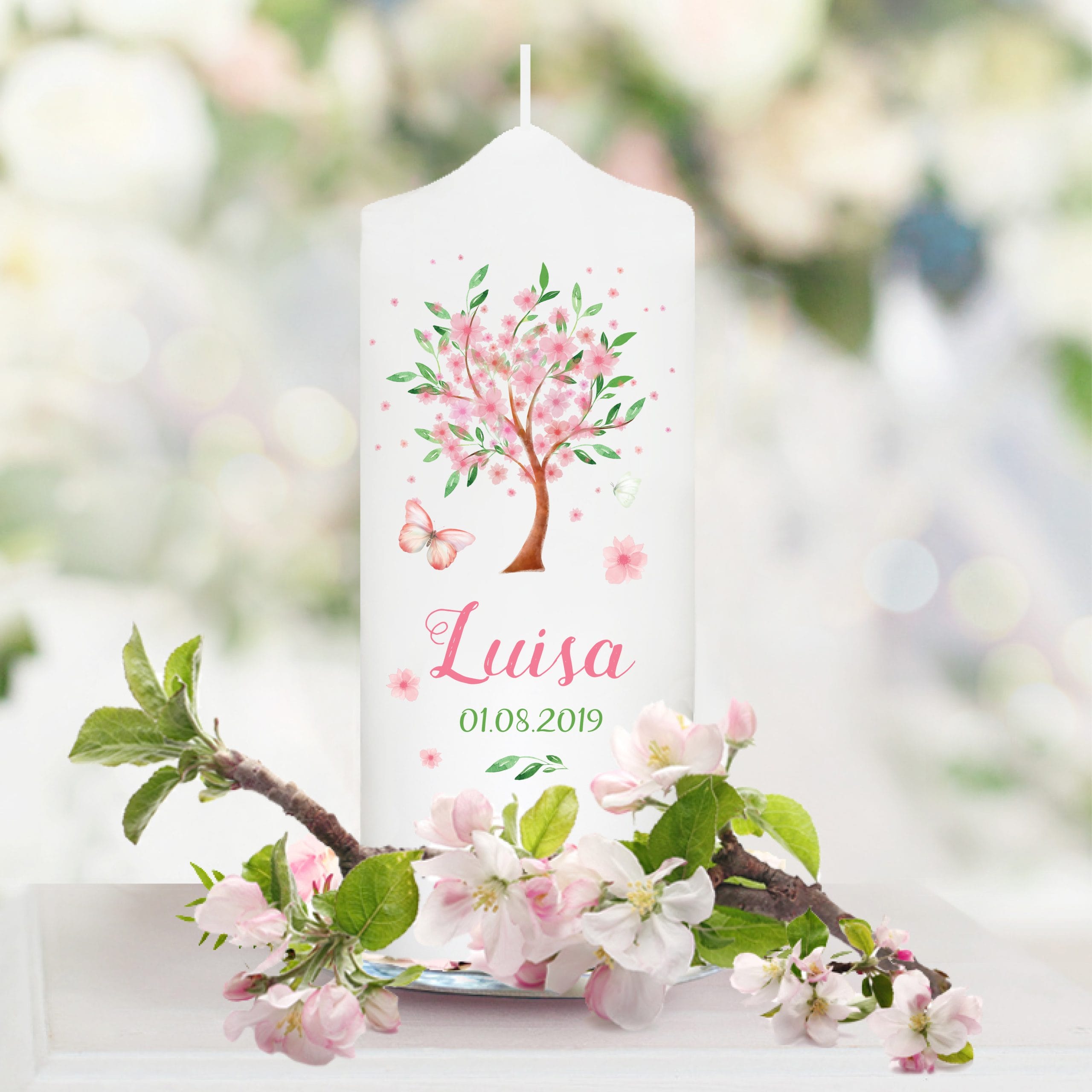 Auf dem Bild ist das Produkt: Taufkerze für Mädchen oder Junge Baum mit Blüten Taufspruch Personalisierung zum Preis von €5.90 abgebildet.