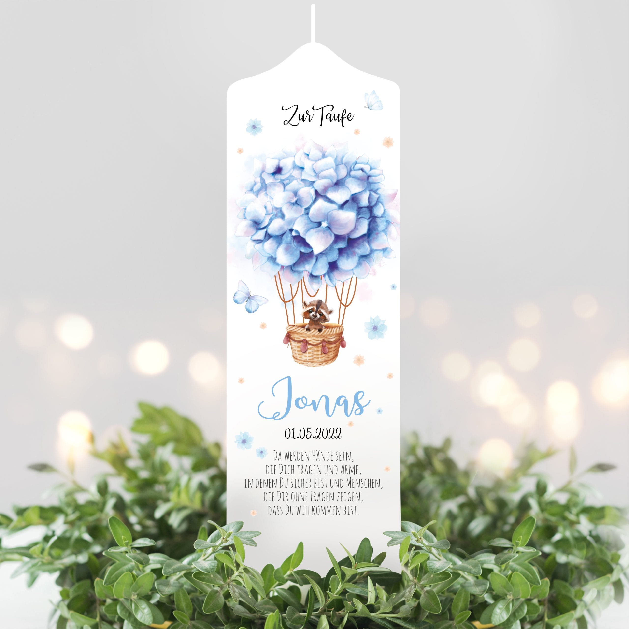Auf dem Bild ist das Produkt: Taufkerze Heißluftballon Blumen Junge Mädchen Waschbär Hase rosa blau bedruckt mit Namen Datum und Taufspruch oder ohne zum Preis von €5.90 abgebildet.