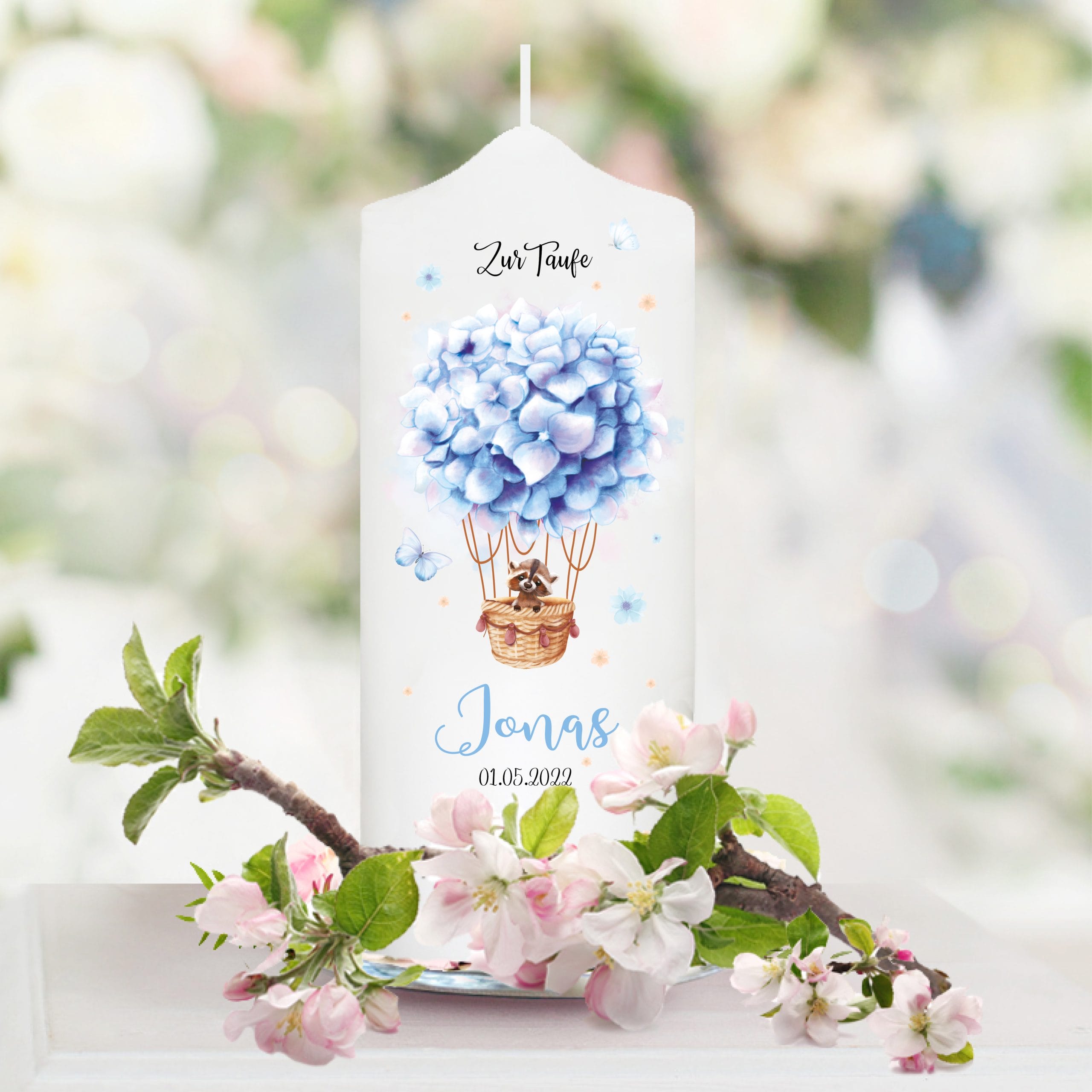 Auf dem Bild ist das Produkt: Taufkerze Heißluftballon Blumen Junge Mädchen Waschbär Hase rosa blau bedruckt mit Namen Datum und Taufspruch oder ohne zum Preis von €5.90 abgebildet.