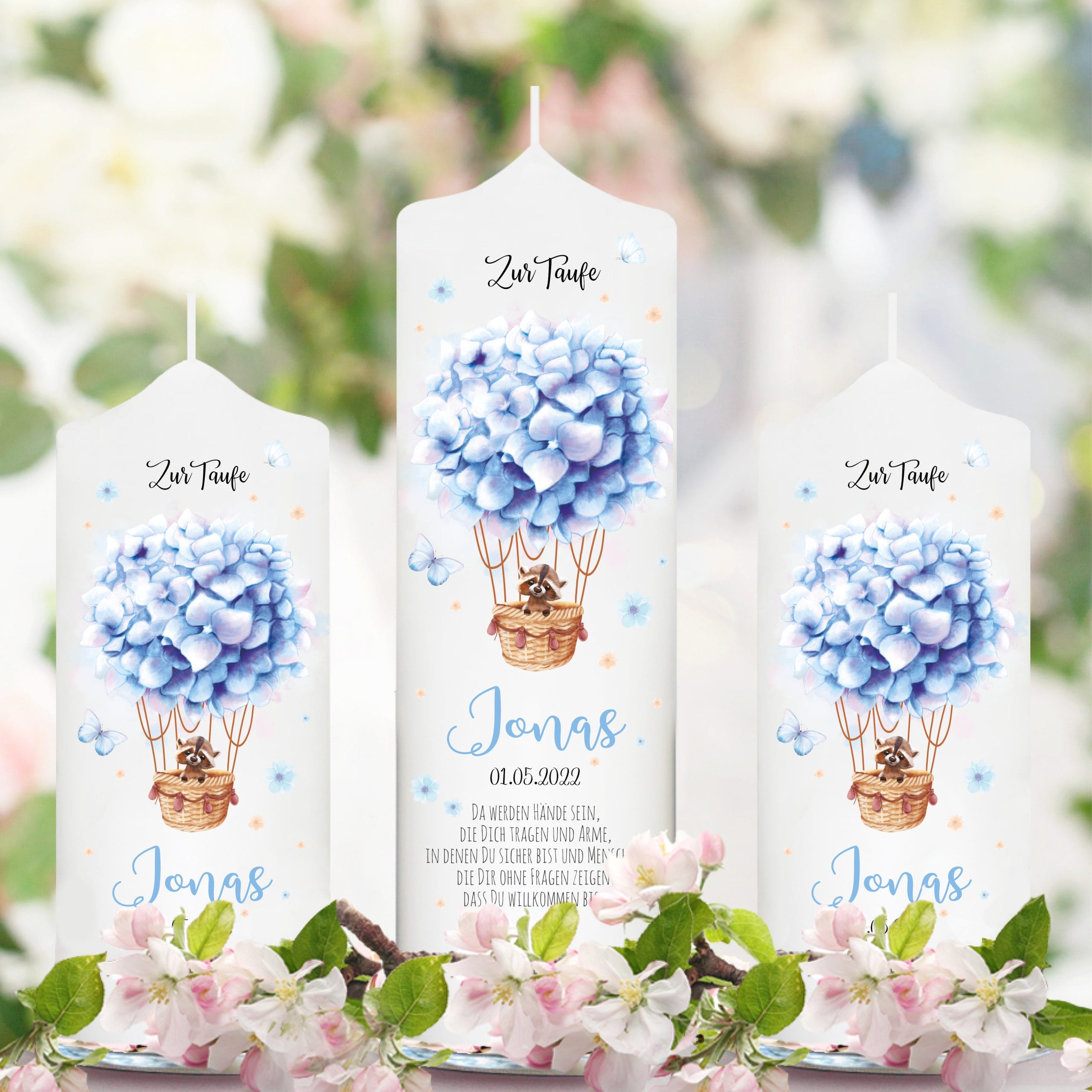Auf dem Bild ist das Produkt: Taufkerze Heißluftballon Blumen Junge Mädchen Waschbär Hase rosa blau bedruckt mit Namen Datum und Taufspruch oder ohne zum Preis von €5.90 abgebildet.
