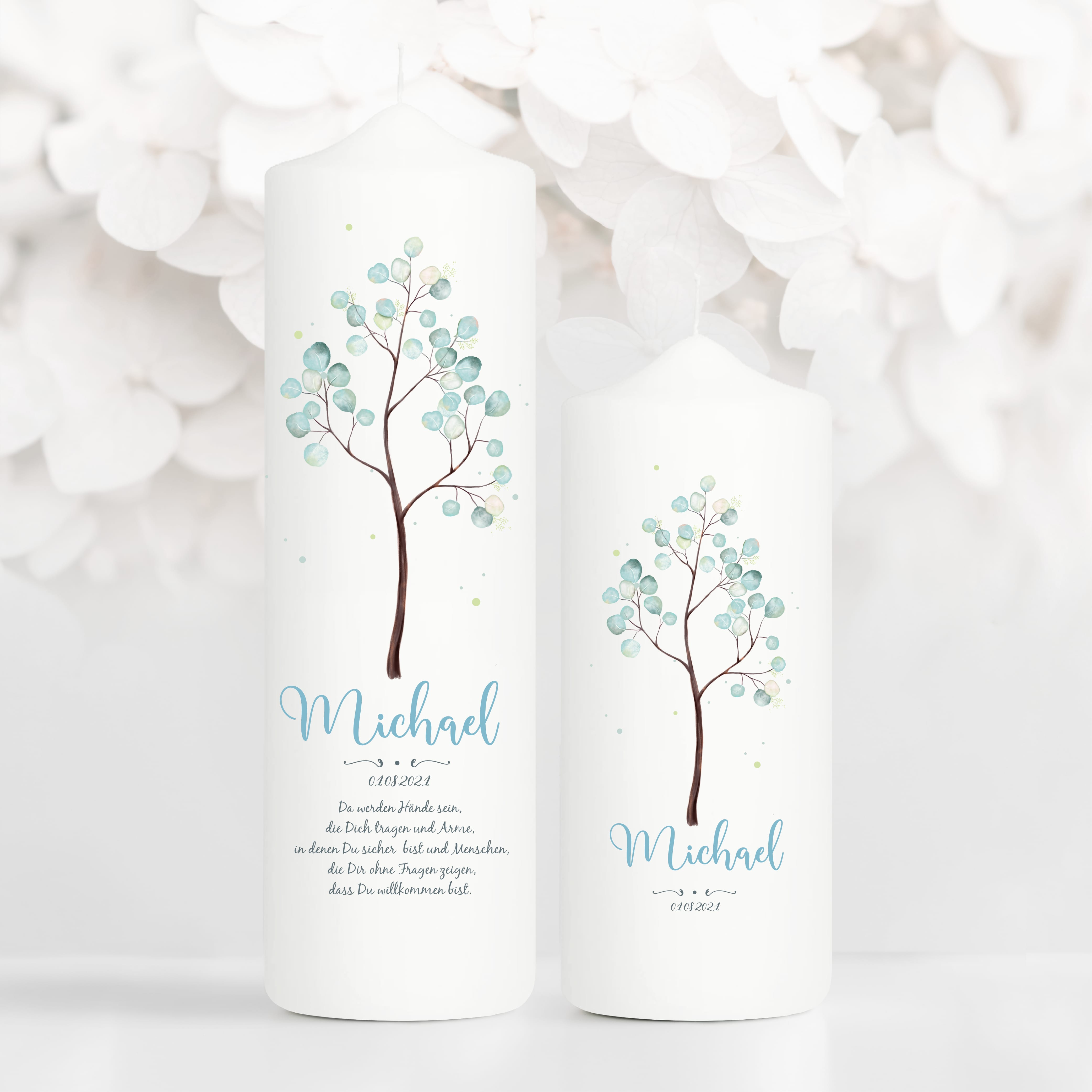Auf dem Bild ist das Produkt: Taufkerze Junge Mädchen Baum Lebensbaum pastell bedruckt mit Namen, Datum und auf Wunsch eigenem, vorgegebenem oder keinem Taufspruch zum Preis von €5.90 abgebildet.