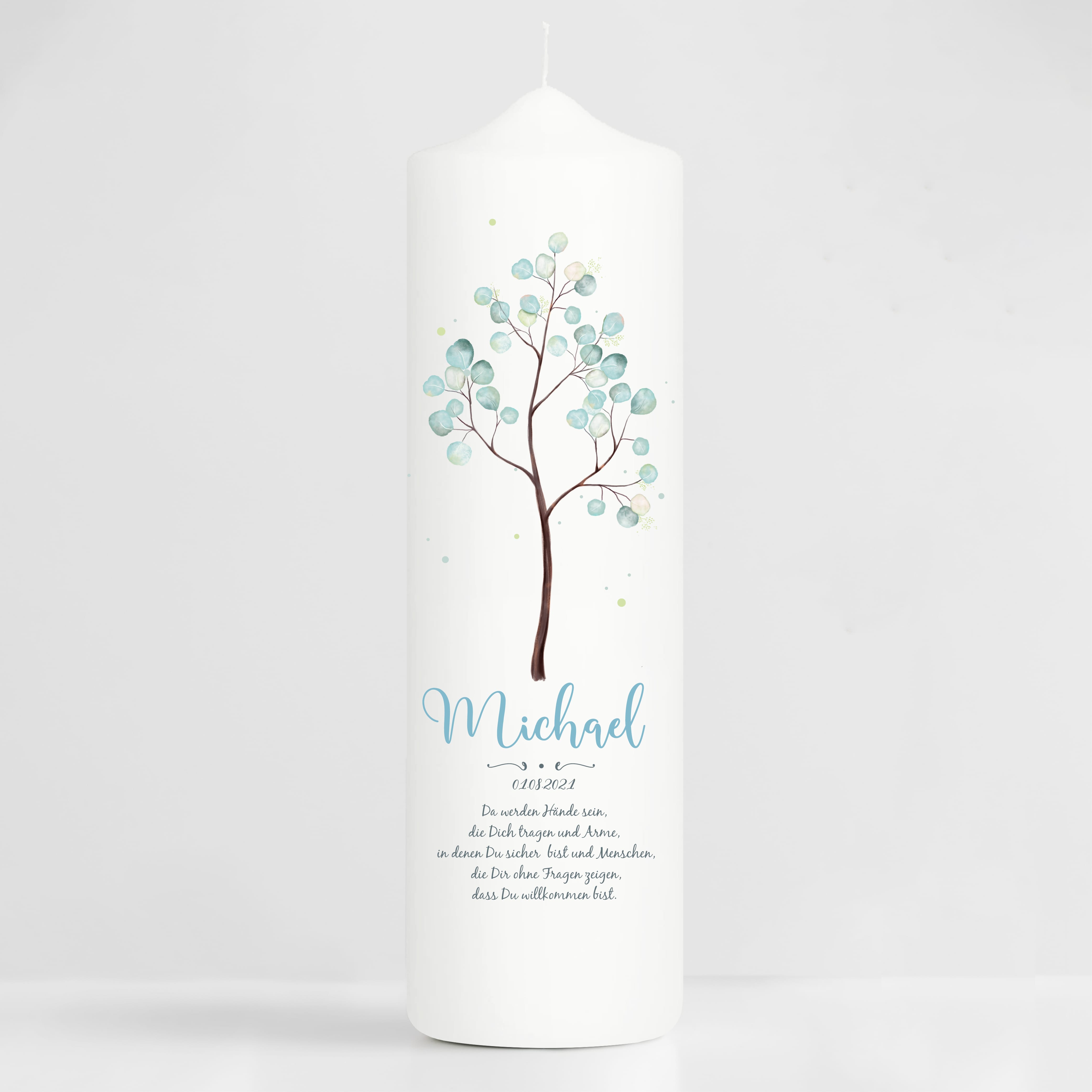 Auf dem Bild ist das Produkt: Taufkerze Junge Mädchen Baum Lebensbaum pastell bedruckt mit Namen, Datum und auf Wunsch eigenem, vorgegebenem oder keinem Taufspruch zum Preis von €5.90 abgebildet.