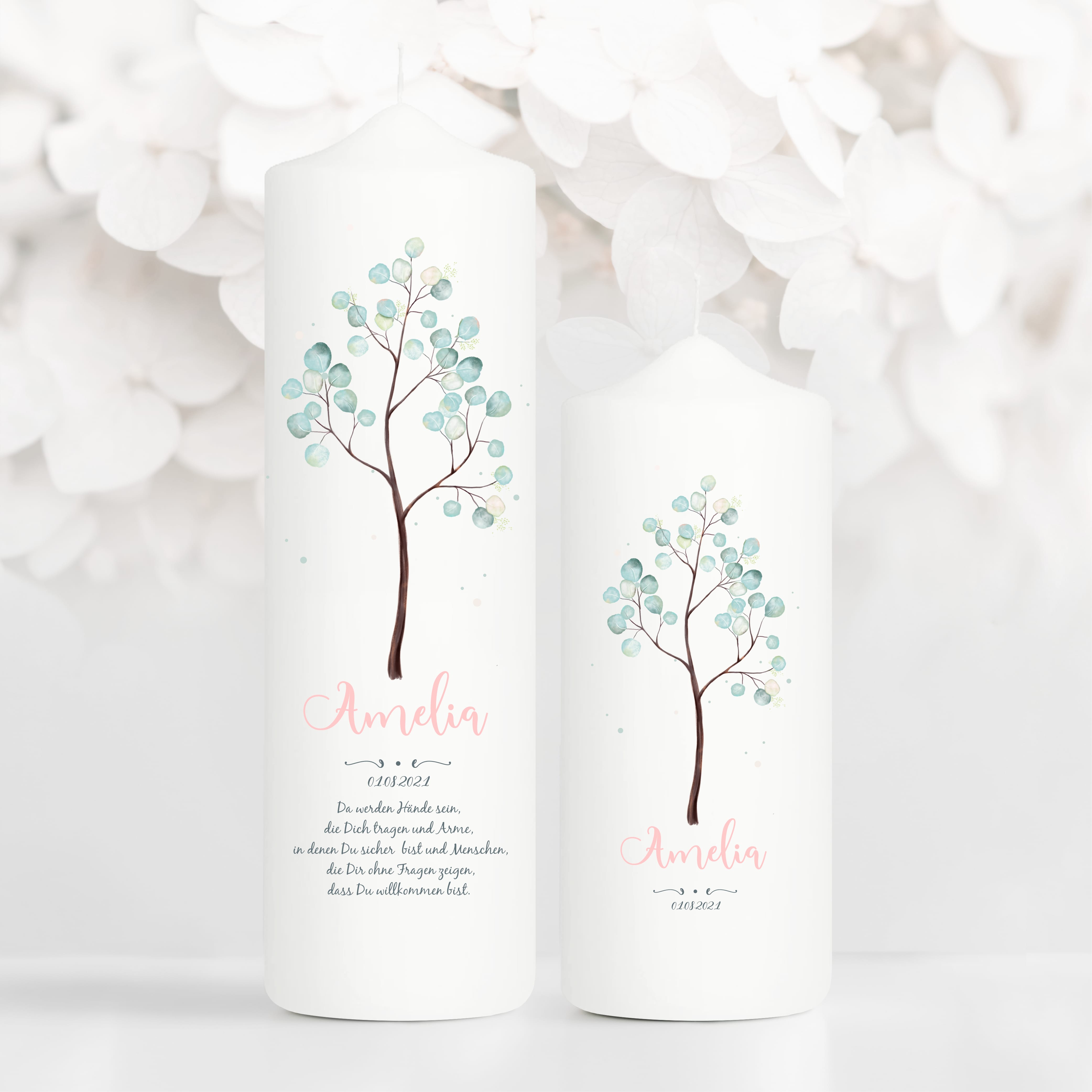 Auf dem Bild ist das Produkt: Taufkerze Junge Mädchen Baum Lebensbaum pastell bedruckt mit Namen, Datum und auf Wunsch eigenem, vorgegebenem oder keinem Taufspruch zum Preis von €5.90 abgebildet.