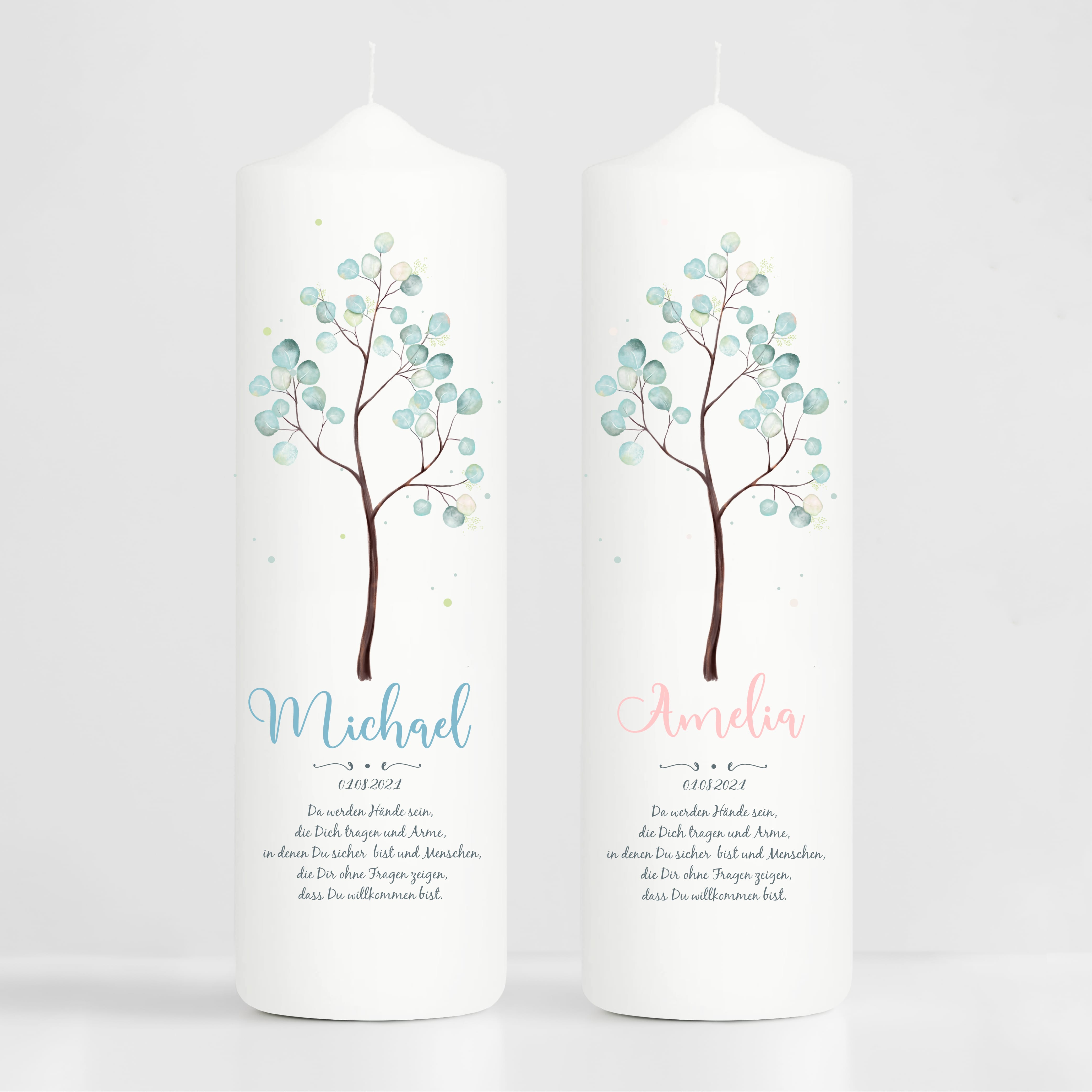 Auf dem Bild ist das Produkt: Taufkerze Junge Mädchen Baum Lebensbaum pastell bedruckt mit Namen, Datum und auf Wunsch eigenem, vorgegebenem oder keinem Taufspruch zum Preis von €5.90 abgebildet.